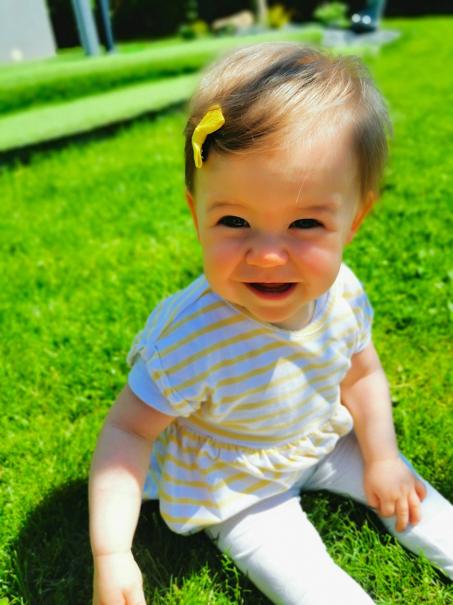 Lya a rejoint le concours — aidez-le/la à gagner de superbes lots ! baby, baby_toddler_clothing, facial_expression, fun, grass, grass_family, green, happy, leaf, leisure, meadow, people_in_nature, person, photograph, plant, skin, sleeve, smile, sunlight, toddler