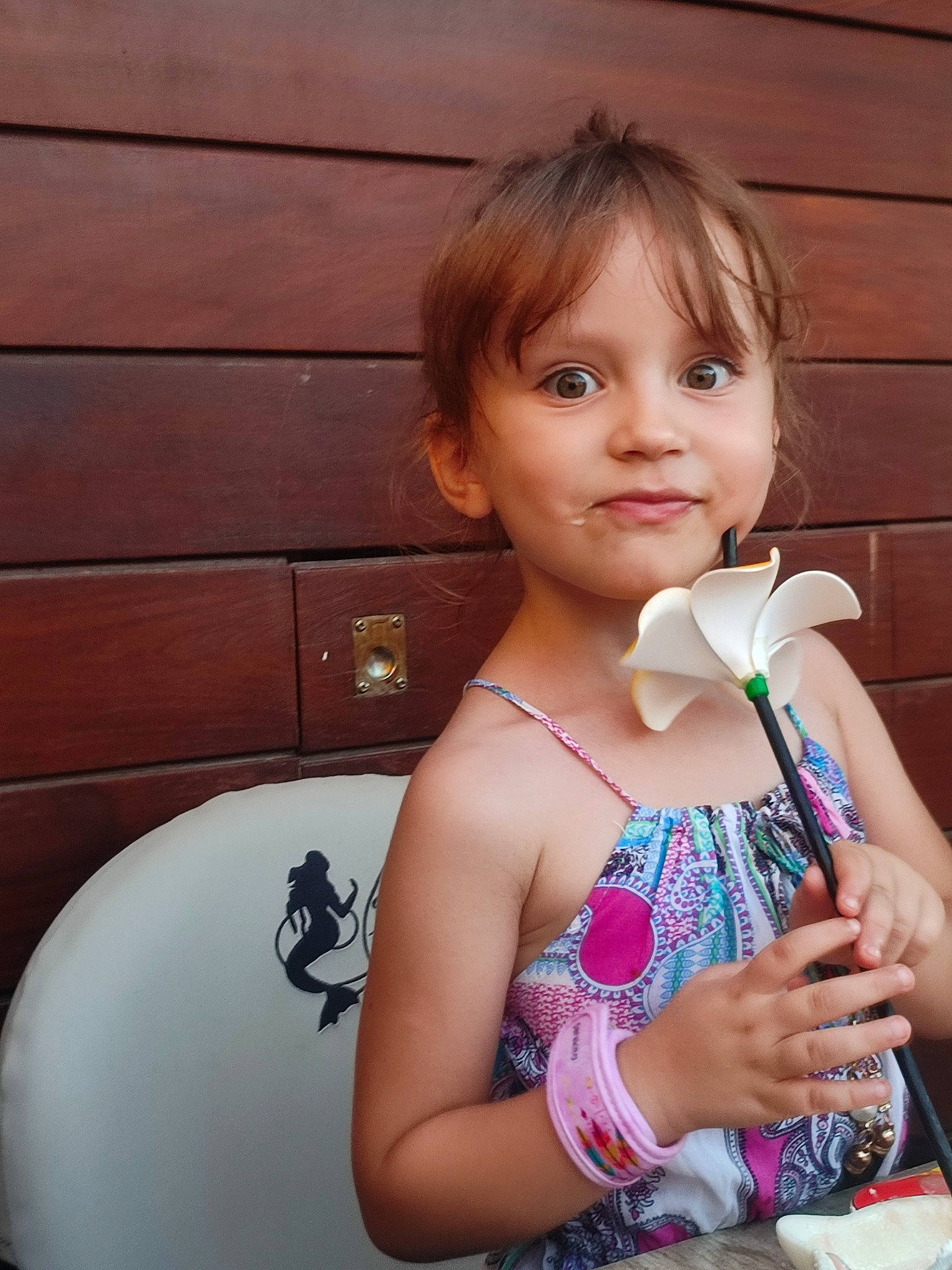 Alexie participe au concours pour gagner de l'argent avec cette photo : arm, bangs, beauty, child, finger, fun, hairstyle, happy, jewellery, musical_instrument, necklace, pattern, person, play, portrait_photography, sitting, skin, t_shirt, toddler, vacation