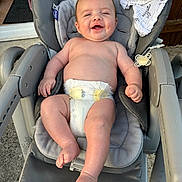 Lyam participe au concours pour gagner de l'argent avec cette photo : baby, baby_seat, blanket, child, closeup, clothing, concrete, diaper, expression, face, foot, hand, happy, infant, outdoor, pacifier, relaxing, seat, skin, smiling