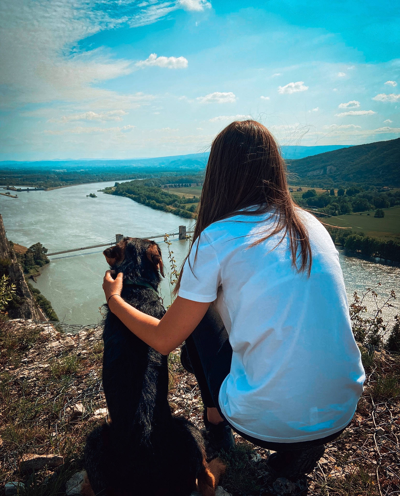 Tobby participe au concours pour gagner de l'argent avec cette photo : bay, blue, brown_hair, coast, coastal_and_oceanic_landforms, happy, long_hair, ocean, photography, reflection, rock, sea, sky, summer, tourism, travel, tree, turquoise, vacation, water