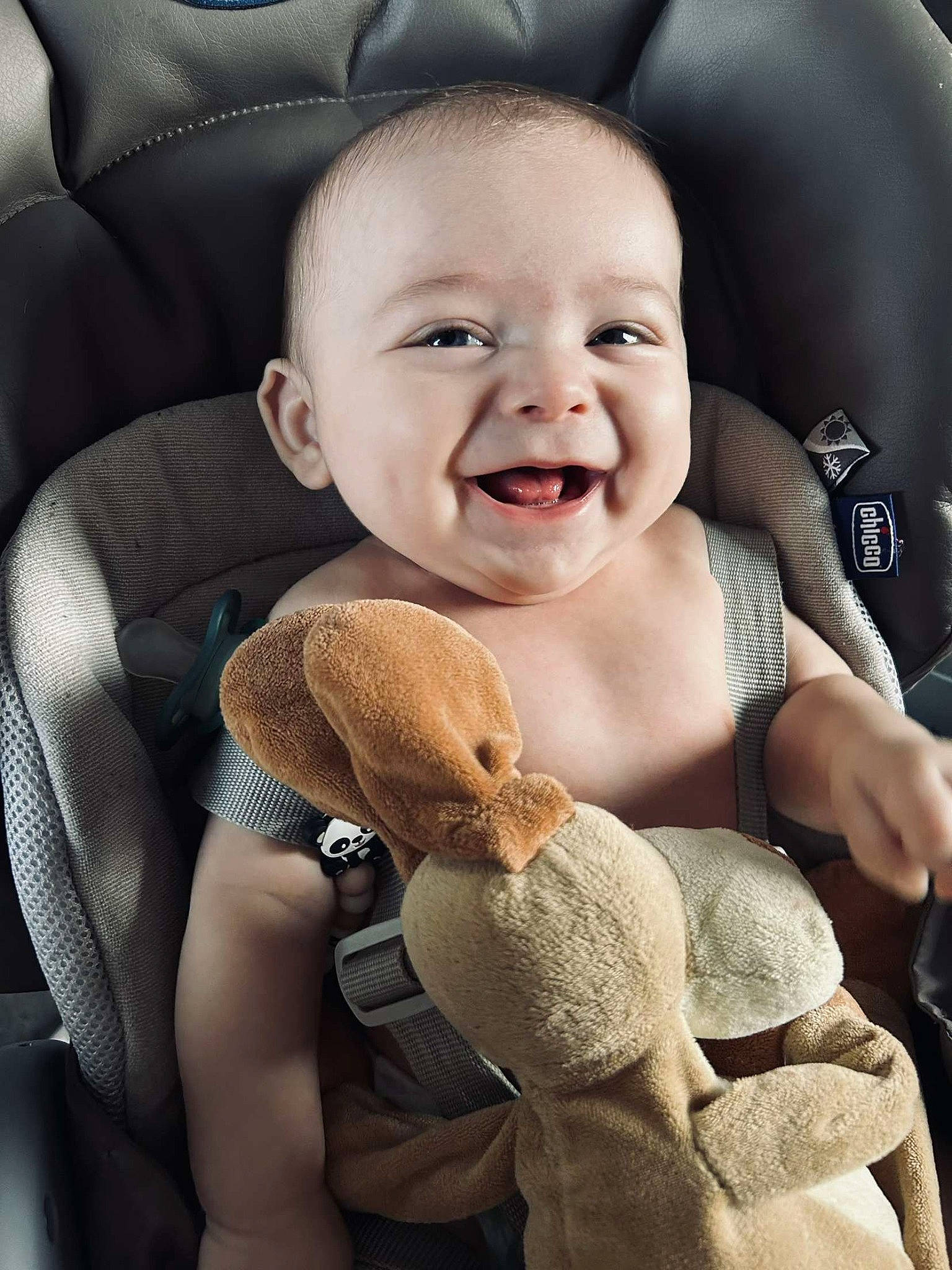 Ilyann a rejoint le concours — aidez-le/la à gagner de superbes lots ! baby, baby_carriage, baby_products, baby_toddler_clothing, car_seat, cheek, comfort, eye, face, finger, gesture, happy, head, human_body, nose, person, seat_belt, skin, smile, thumb