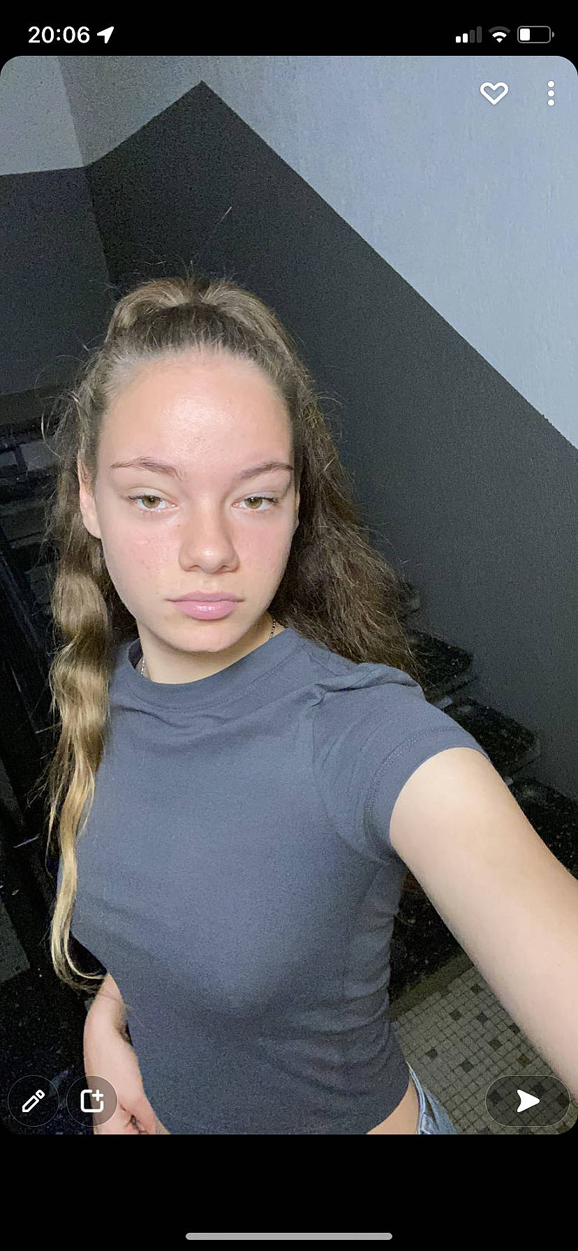 Lucile a rejoint le concours — aidez-le/la à gagner de superbes lots ! black_hair, chin, cool, elbow, eyebrow, eyelash, flash_photography, gesture, hair, jaw, joint, lip, long_hair, neck, person, shoulder, skin, sleeve, t_shirt, thigh