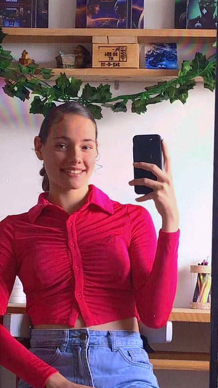 Lucile participe au concours pour gagner de l'argent avec cette photo : belt, communication_device, denim, event, fun, gesture, happy, human, joy, leisure, magenta, mobile_phone, person, pink, portable_communications_device, selfie, sleeve, smile, standing, textile