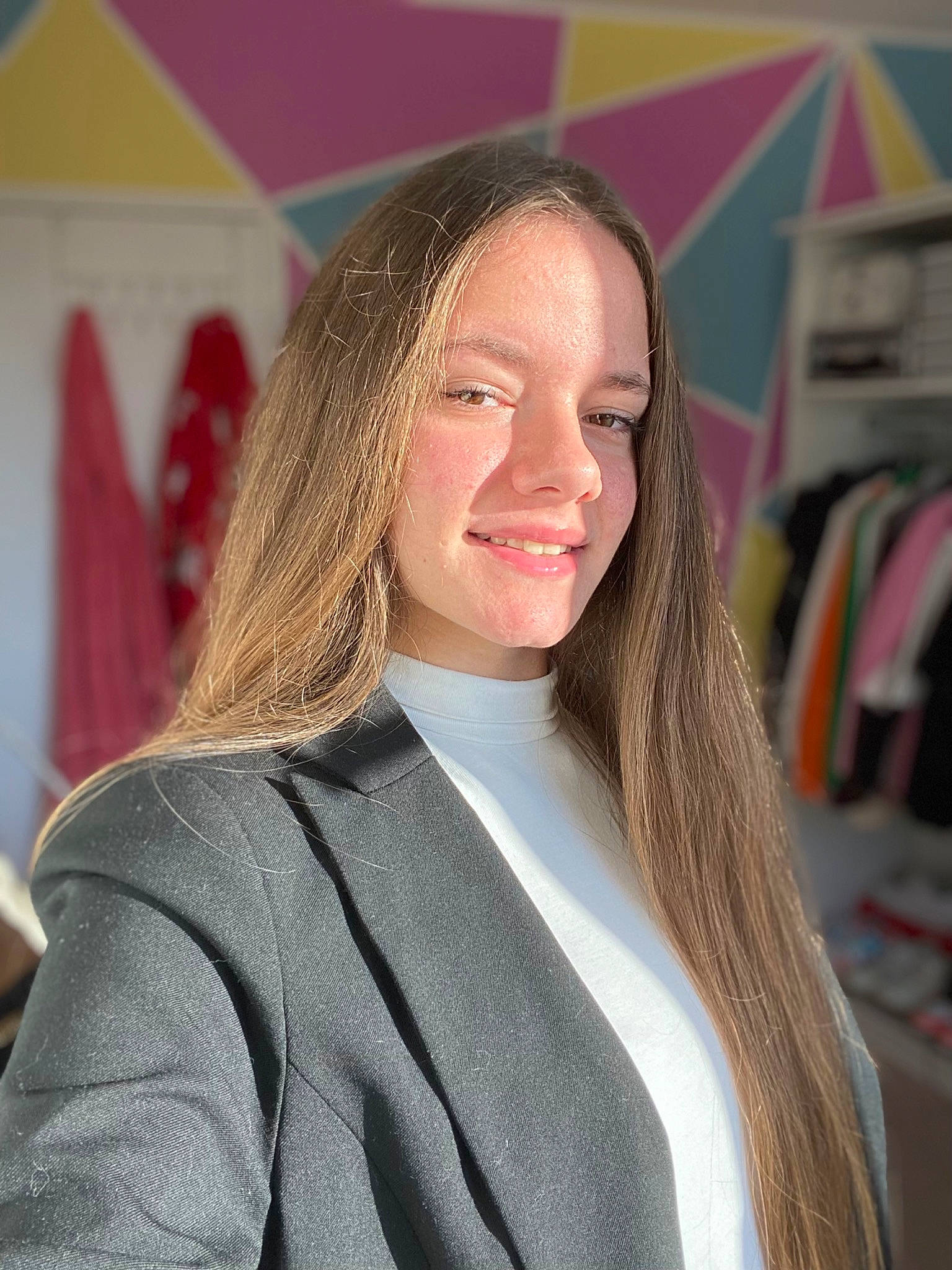 Lucile a rejoint le concours — aidez-le/la à gagner de superbes lots ! automotive_design, blazer, blond, brown_hair, chin, collar, electric_blue, event, eyelash, facial_expression, fashion_design, formal_wear, fun, gesture, happy, joy, lip, person, sleeve, smile