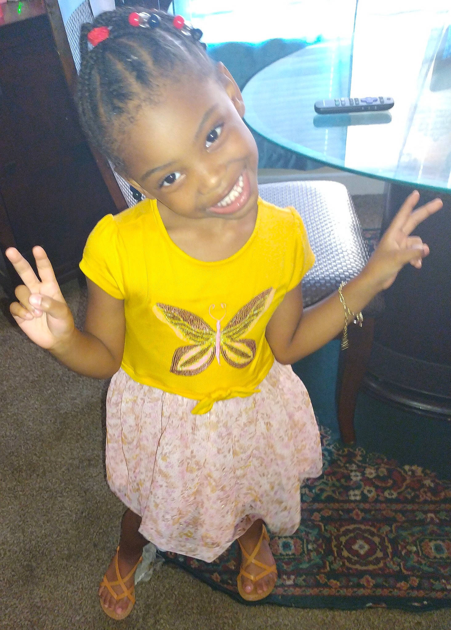 Cutey is registered to the contest to win money with this photo: baby_toddler_clothing, child, event, finger, fun, gesture, hairstyle, hand, happy, human_leg, joy, leg, person, sandal, skin, sleeve, smile, snapshot, t_shirt, thumb