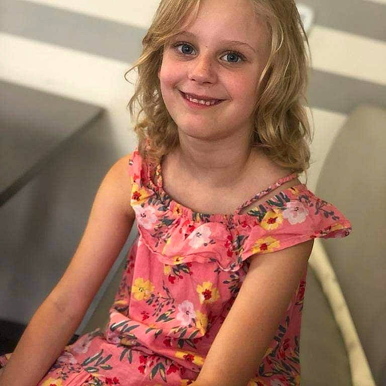 Maelynn participe au concours pour gagner de l'argent avec cette photo : blond, brown_hair, cheek, child, event, eye, eyelash, face, fun, hair, hairstyle, happy, joy, long_hair, neck, person, pink, shoulder, skin, sleeve