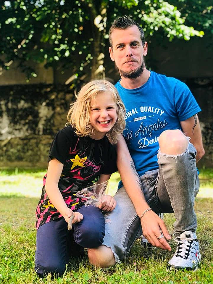 Maelynn participe au concours pour gagner de l'argent avec cette photo : beard, botany, child, clothing, event, face, flash_photography, fun, grass, happy, jeans, joy, lawn, leisure, people_in_nature, person, plant, recreation, sitting, smile