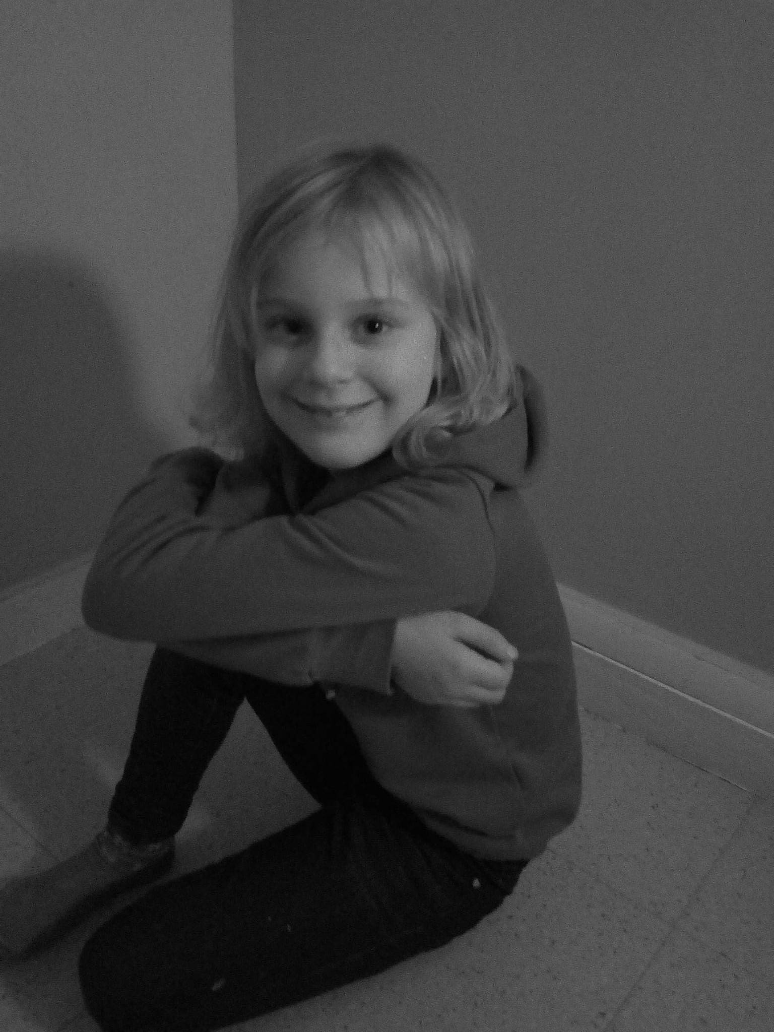 Maelynn a rejoint le concours — aidez-le/la à gagner de superbes lots ! black_and_white, child, comfort, elbow, eye, flash_photography, floor, flooring, fun, gesture, happy, head, human_leg, joy, knee, monochrome, monochrome_photography, person, sitting, sleeve