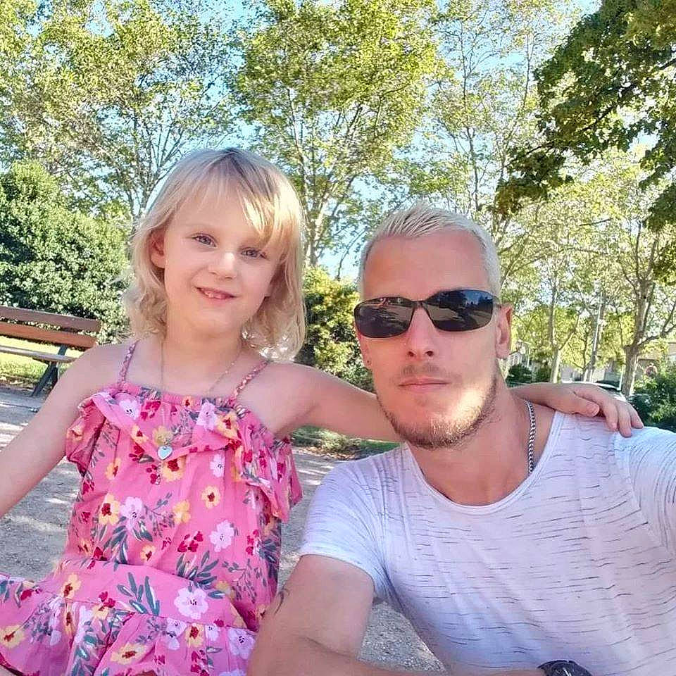 Maelynn participe au concours pour gagner de l'argent avec cette photo : cool, event, eyewear, fun, goggles, grass, happy, joy, leisure, magenta, person, pink, plant, recreation, sitting, smile, sunglasses, t_shirt, toddler, travel