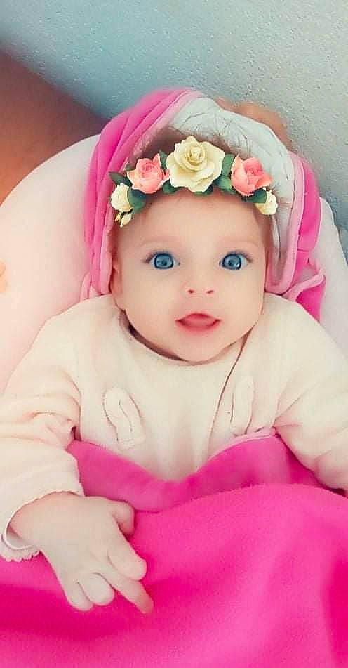 Naima participe au concours pour gagner de l'argent avec cette photo : baby, baby_products, cheek, child, child_model, face, flower, hair_accessory, headband, headgear, headpiece, headwear, person, petal, photography, pink, plant, product, skin, toddler