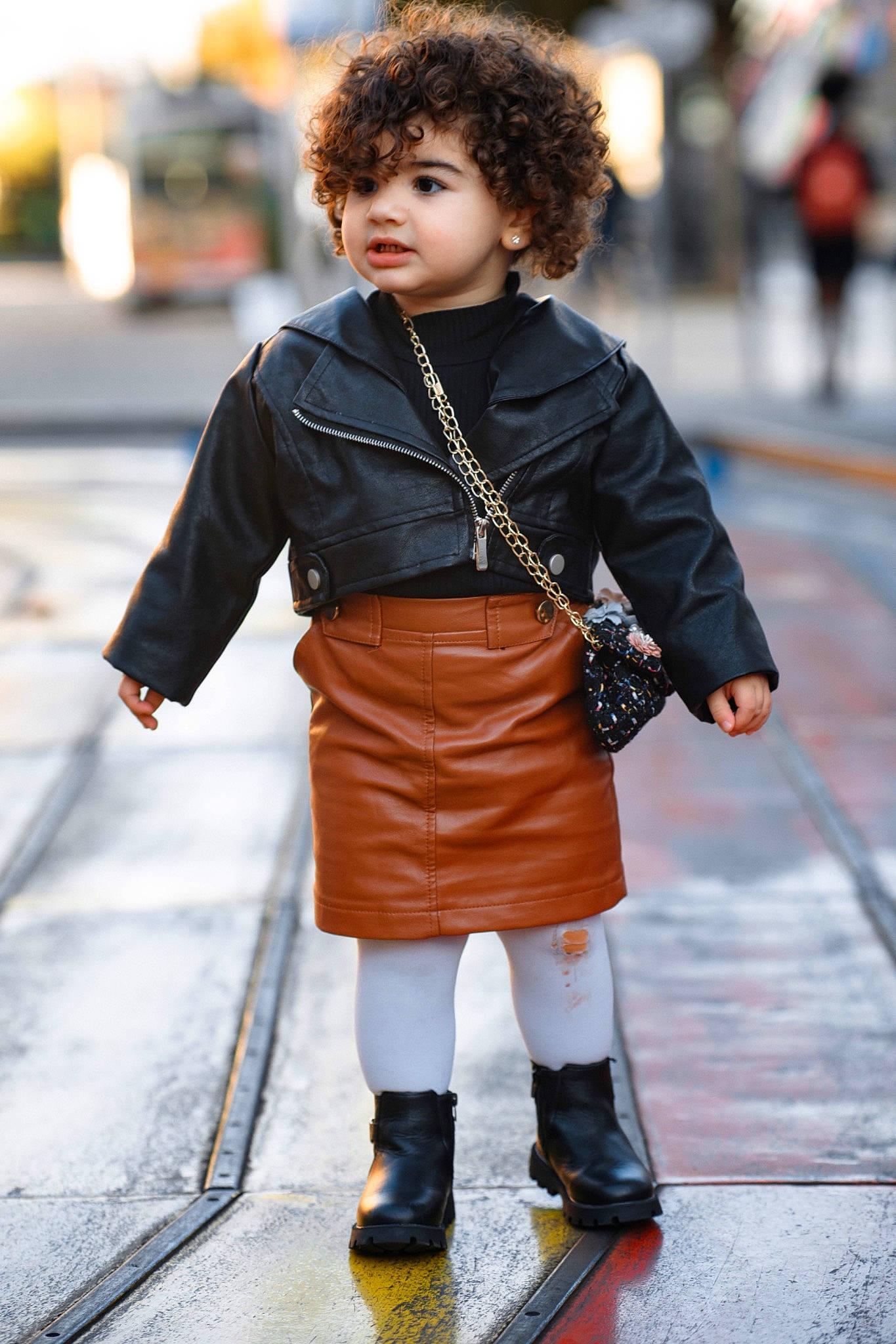 Vanessa a rejoint le concours — aidez-le/la à gagner de superbes lots ! child, clothing, denim, footwear, hairstyle, hat, head, headgear, jacket, knee, luggage_and_bags, orange, person, shoe, sleeve, sneakers, street_fashion, style, textile, thigh