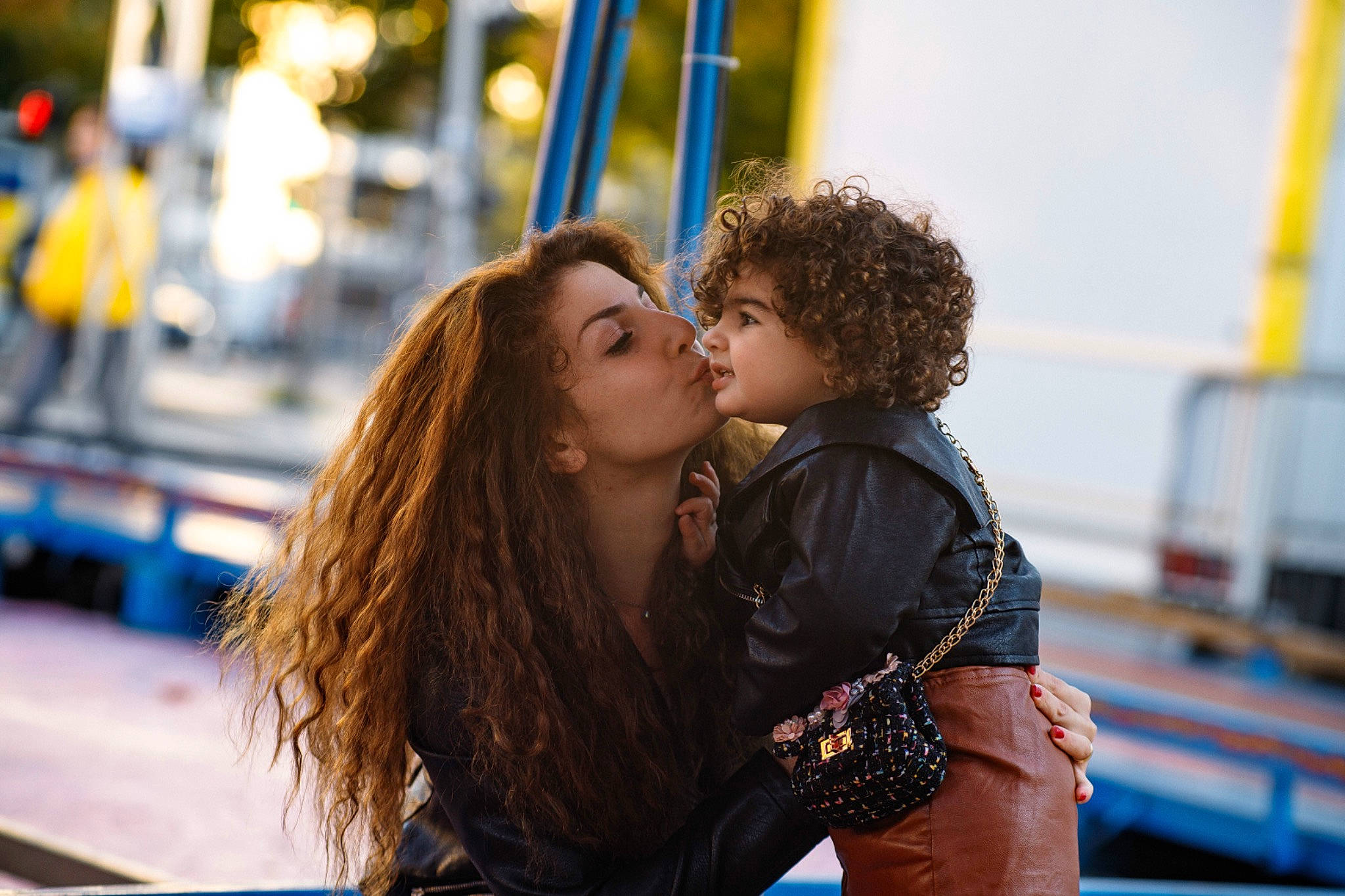 Vanessa participe au concours pour gagner de l'argent avec cette photo : black_hair, brown_hair, electric_blue, entertainment, event, facial_expression, flash_photography, fun, gesture, hairstyle, happy, hug, interaction, jewellery, kiss, leisure, person, recreation, romance, street_fashion