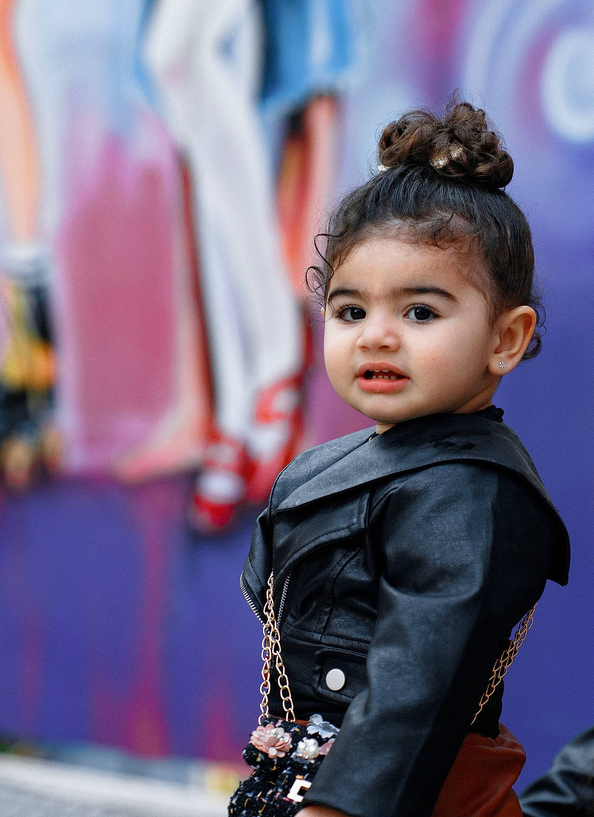 Vanessa a rejoint le concours — aidez-le/la à gagner de superbes lots ! black_hair, child, chin, costume, doll, electric_blue, event, eye, fashion, fashion_accessory, fashion_design, formal_wear, fun, happy, headgear, person, sleeve, street_fashion, toddler, toy