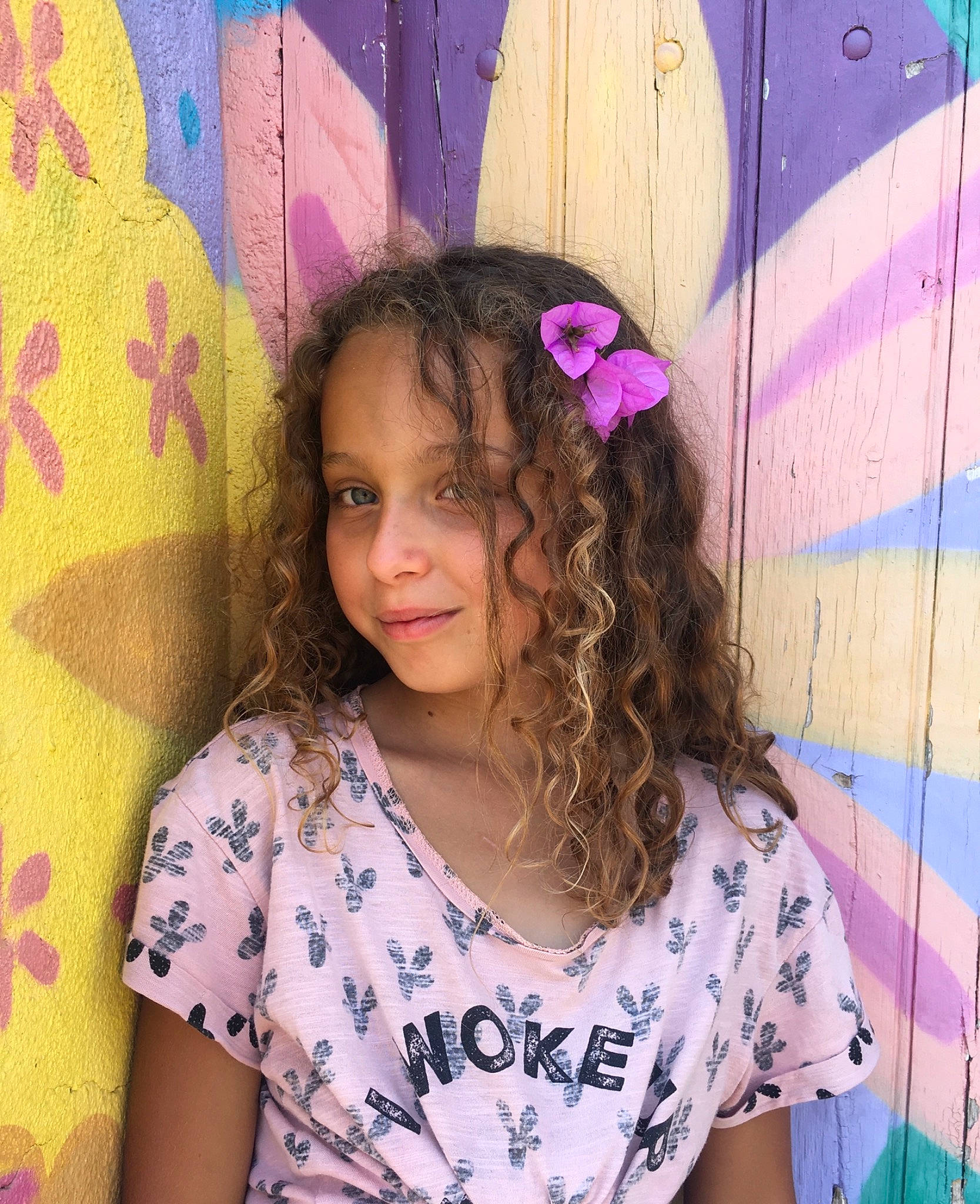 Iliana a rejoint le concours — aidez-le/la à gagner de superbes lots ! beauty, brown_hair, child, ear, eye, face, hair, hair_accessory, hairstyle, happy, head, lip, long_hair, neck, person, pink, plant, purple, smile, summer