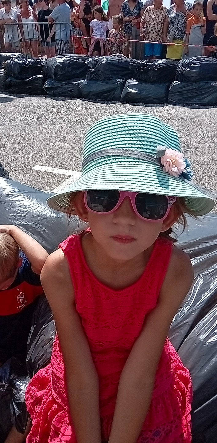 Amaya a rejoint le concours — aidez-le/la à gagner de superbes lots ! cool, eyewear, facial_expression, fun, glasses, goggles, happy, hat, headgear, headwear, leisure, lip, magenta, person, pink, summer, sun_hat, sunglasses, toddler, travel