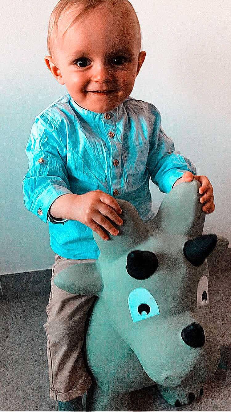 Tyago a rejoint le concours — aidez-le/la à gagner de superbes lots ! baby_toddler_clothing, blue, clothing, face, finger, gesture, hand, happy, head, human_body, joy, neck, organ, person, photograph, shirt, skin, sleeve, smile, textile