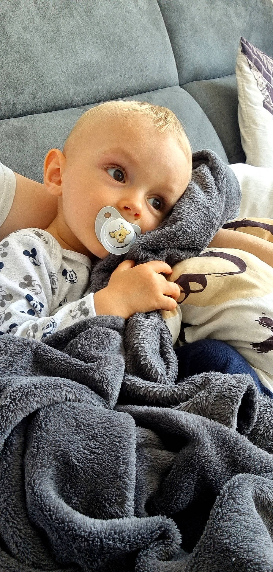 Tyago a rejoint le concours — aidez-le/la à gagner de superbes lots ! baby, baby_products, baby_sleeping, baby_toddler_clothing, cheek, child, comfort, gesture, grey, happy, iris, linens, mammal, pattern, person, photograph, product, sitting, skin, textile