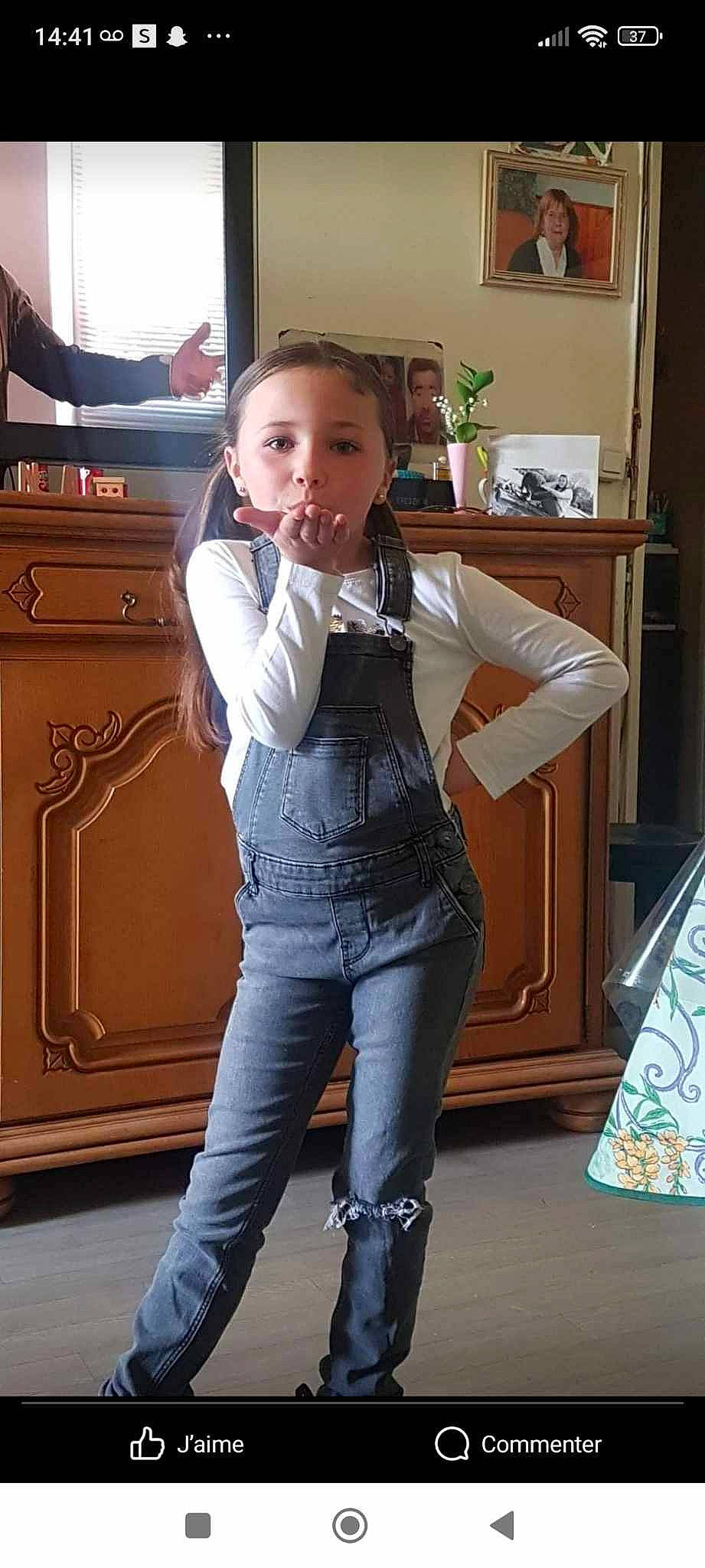 Noëmy participe au concours pour gagner de l'argent avec cette photo : abdomen, black_hair, blazer, cabinetry, chair, denim, fashion_design, formal_wear, hairstyle, joint, knee, long_hair, neck, person, shoulder, sleeve, sportswear, standing, thigh, trunk