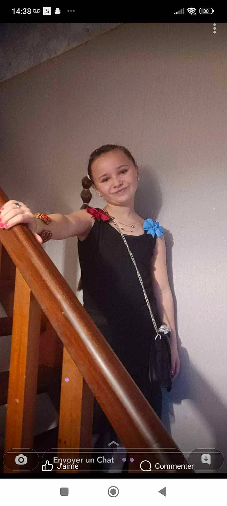 Noëmy a rejoint le concours — aidez-le/la à gagner de superbes lots ! abdomen, arm, elbow, electric_blue, event, fashion_design, flash_photography, formal_wear, fun, gesture, happy, human_body, jewellery, joy, person, sleeve, smile, stairs, standing, trunk