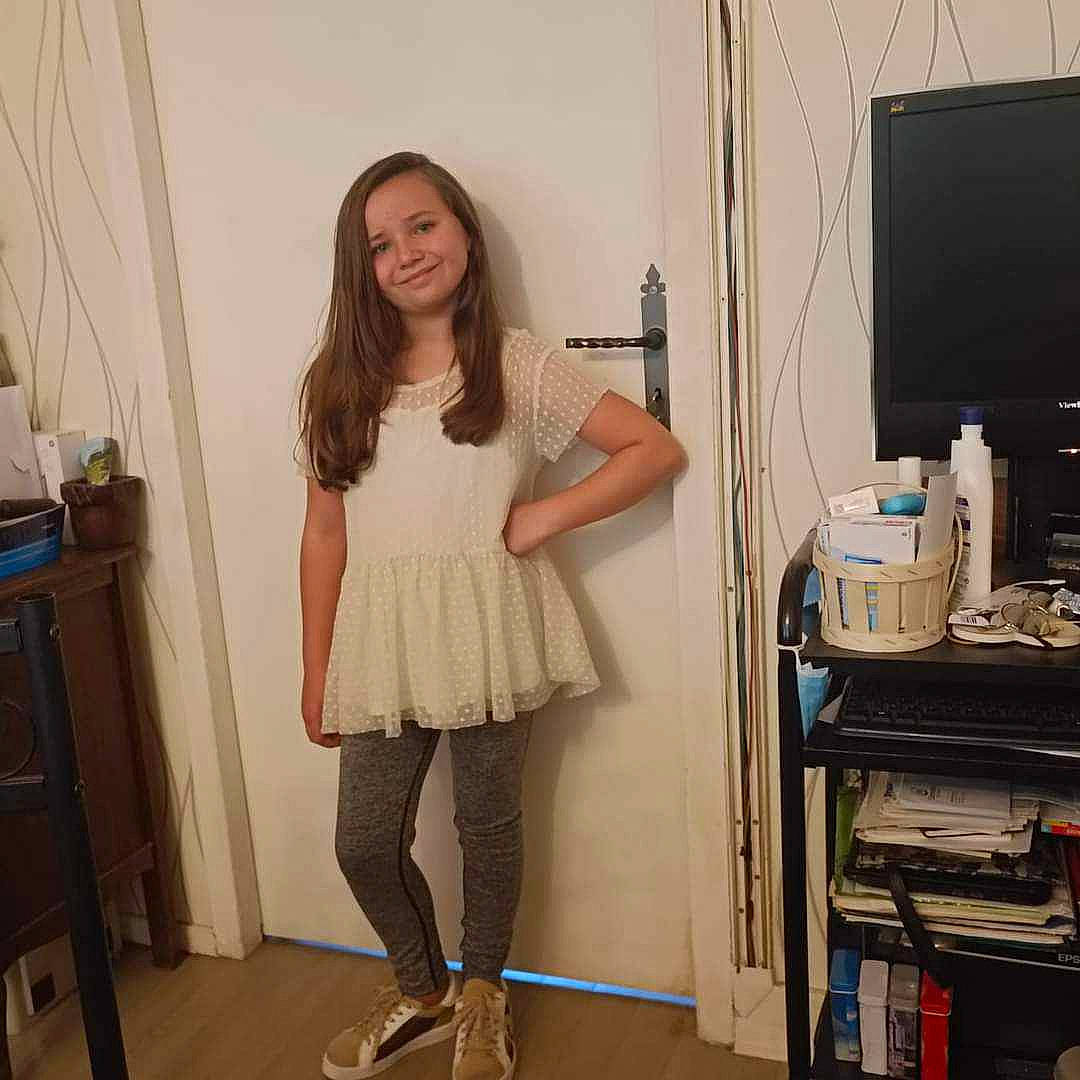 Noëmy a rejoint le concours — aidez-le/la à gagner de superbes lots ! blond, curtain, elbow, electric_blue, fashion_design, flooring, human_leg, joy, knee, leg, leggings, pattern, person, shelf, shelving, sleeve, smile, t_shirt, thigh, trunk