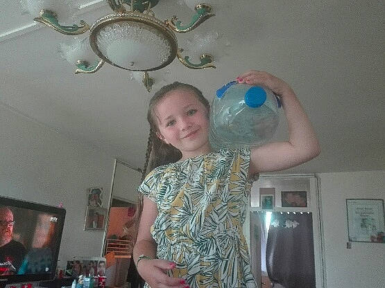 Noëmy participe au concours pour gagner de l'argent avec cette photo : arm, ceiling, fun, joy, mechanical_fan, person, smile