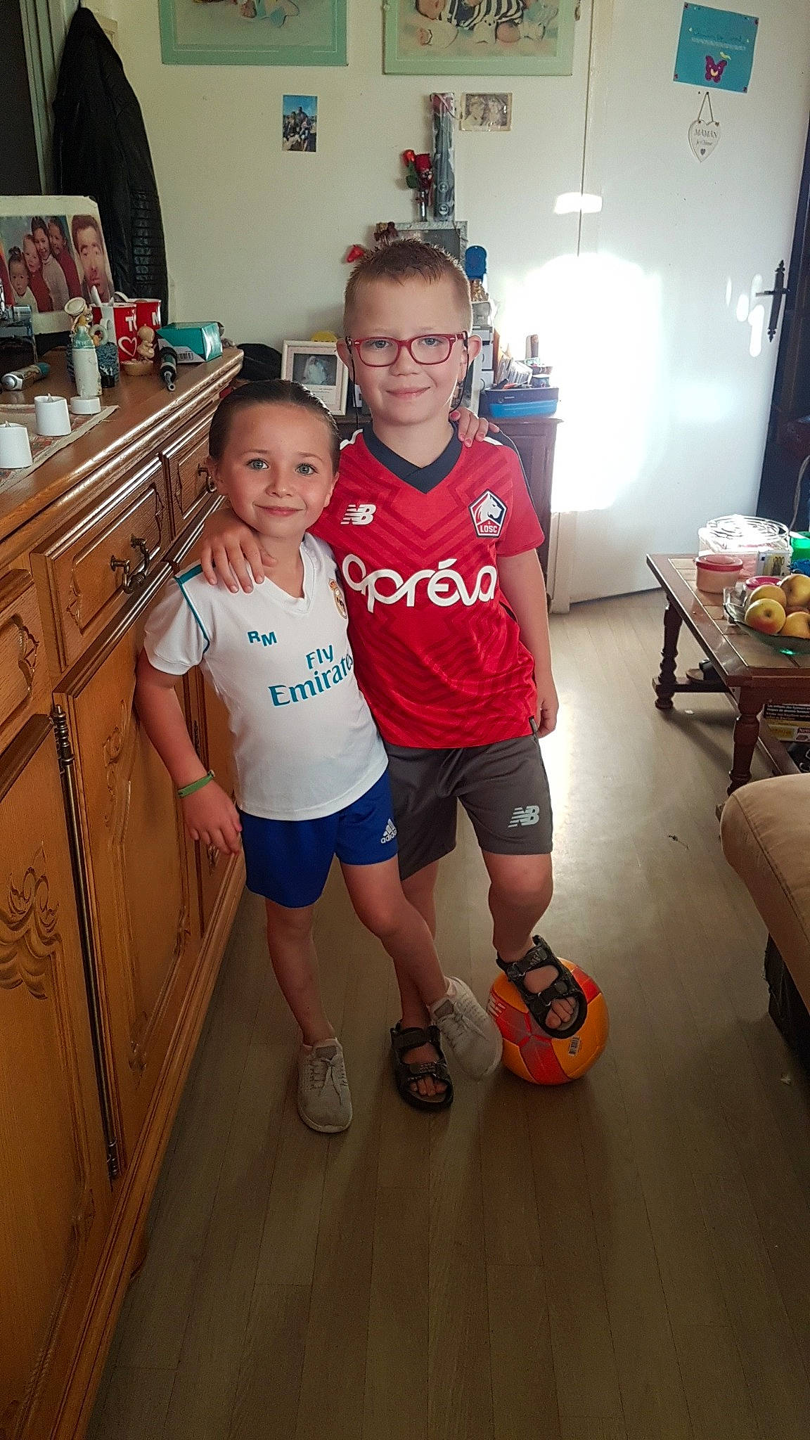 Noëmy participe au concours pour gagner de l'argent avec cette photo : child, flooring, footwear, head, joint, joy, leg, person, room, shoe, shorts, shoulder, standing, t_shirt, technology, thigh, toddler, vacation