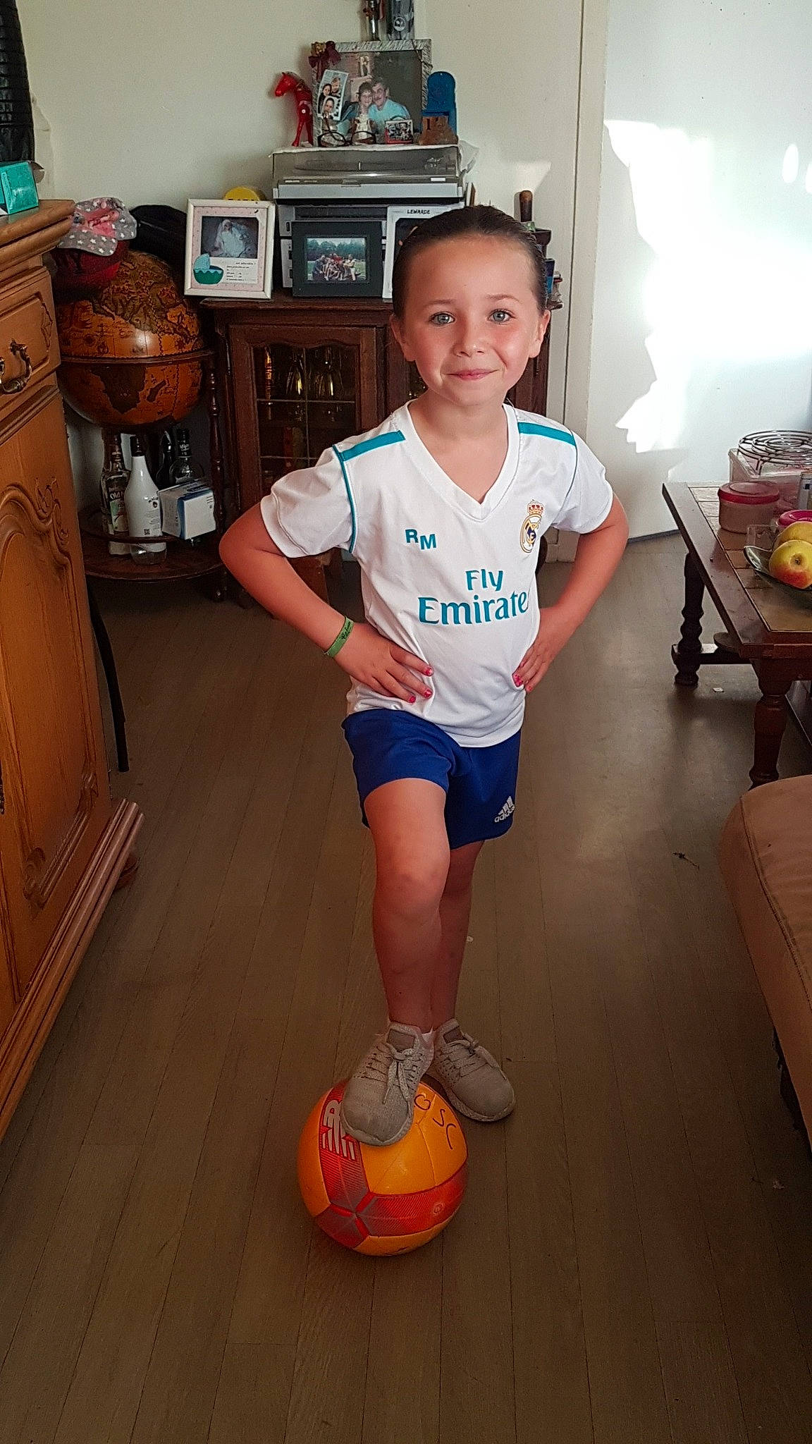 Noëmy a rejoint le concours — aidez-le/la à gagner de superbes lots ! arm, child, floor, flooring, human_leg, joy, knee, leg, person, play, shoe, shorts, shoulder, standing, t_shirt, thigh, toddler, wood