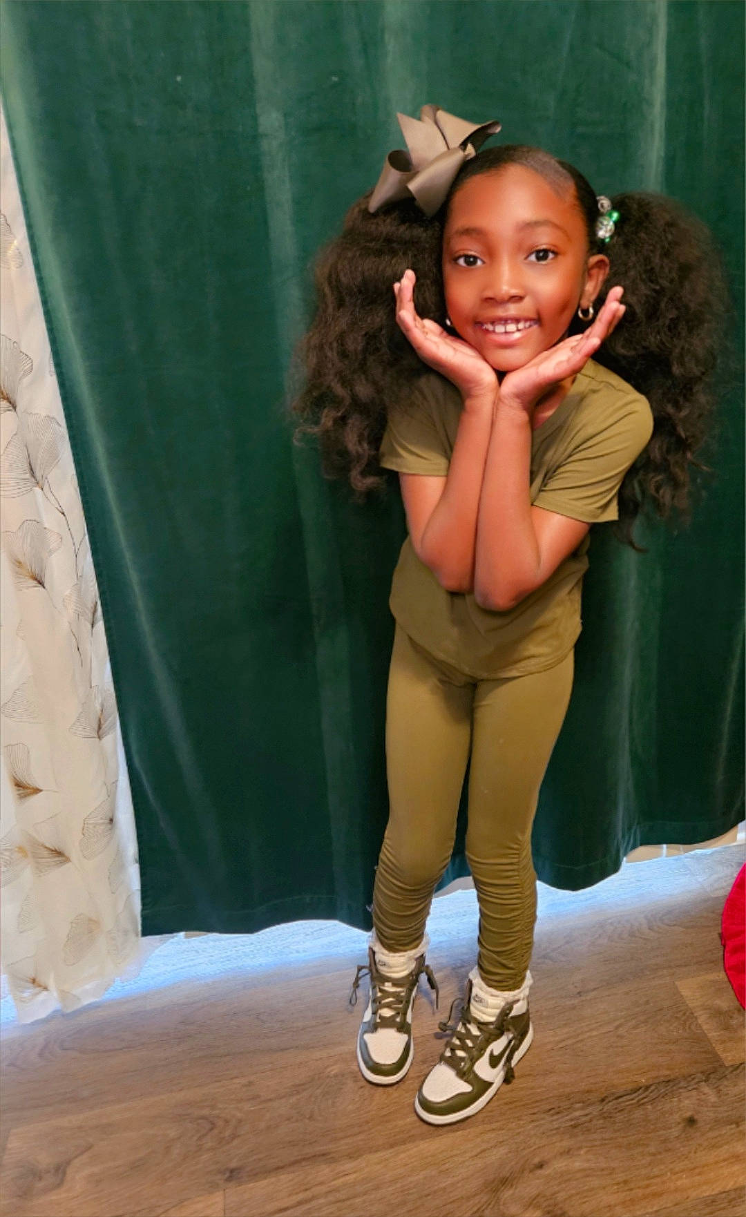 Heavenly is registered to the contest to win money with this photo: black_hair, elbow, eye, face, flash_photography, footwear, hair, happy, head, human_leg, joint, joy, knee, leg, person, shoe, shoulder, smile, thigh, trunk