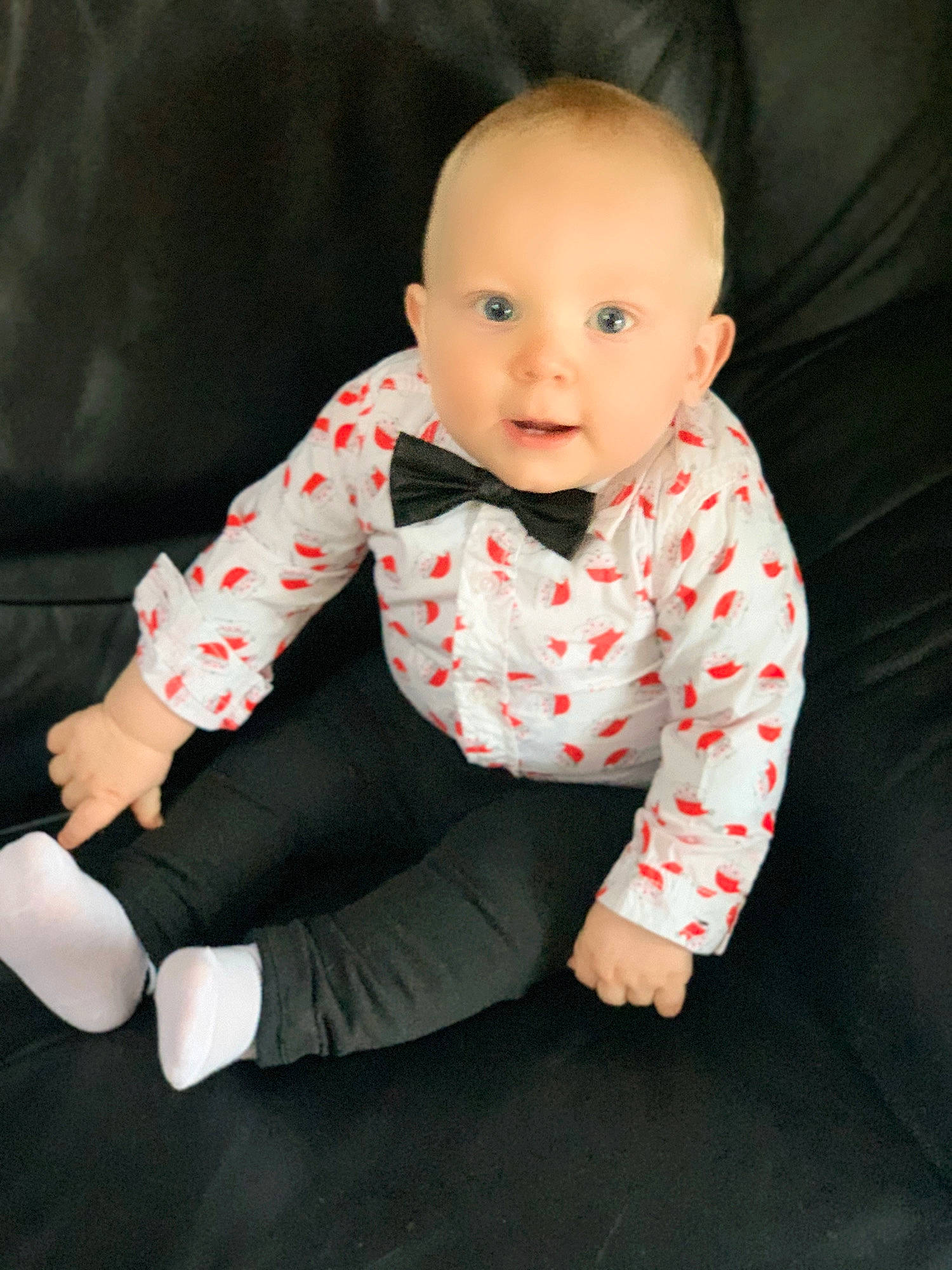 Hayden a rejoint le concours — aidez-le/la à gagner de superbes lots ! baby, baby_toddler_clothing, cheek, child, face, head, lip, outerwear, pattern, person, pink, sitting, skin, sleeve, suit, toddler