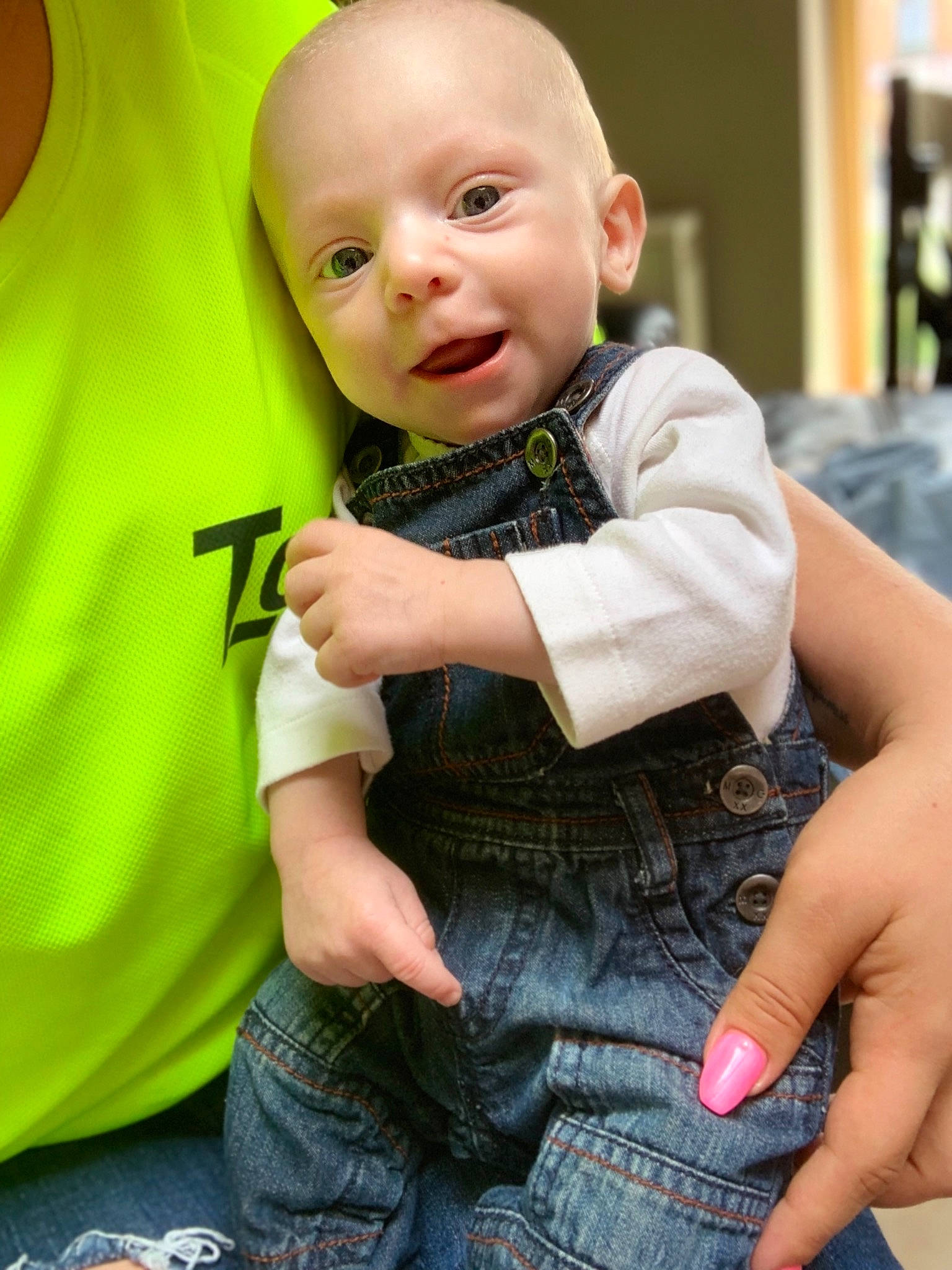 Hayden participe au concours pour gagner de l'argent avec cette photo : baby, child, child_model, finger, person, sitting, skin, toddler