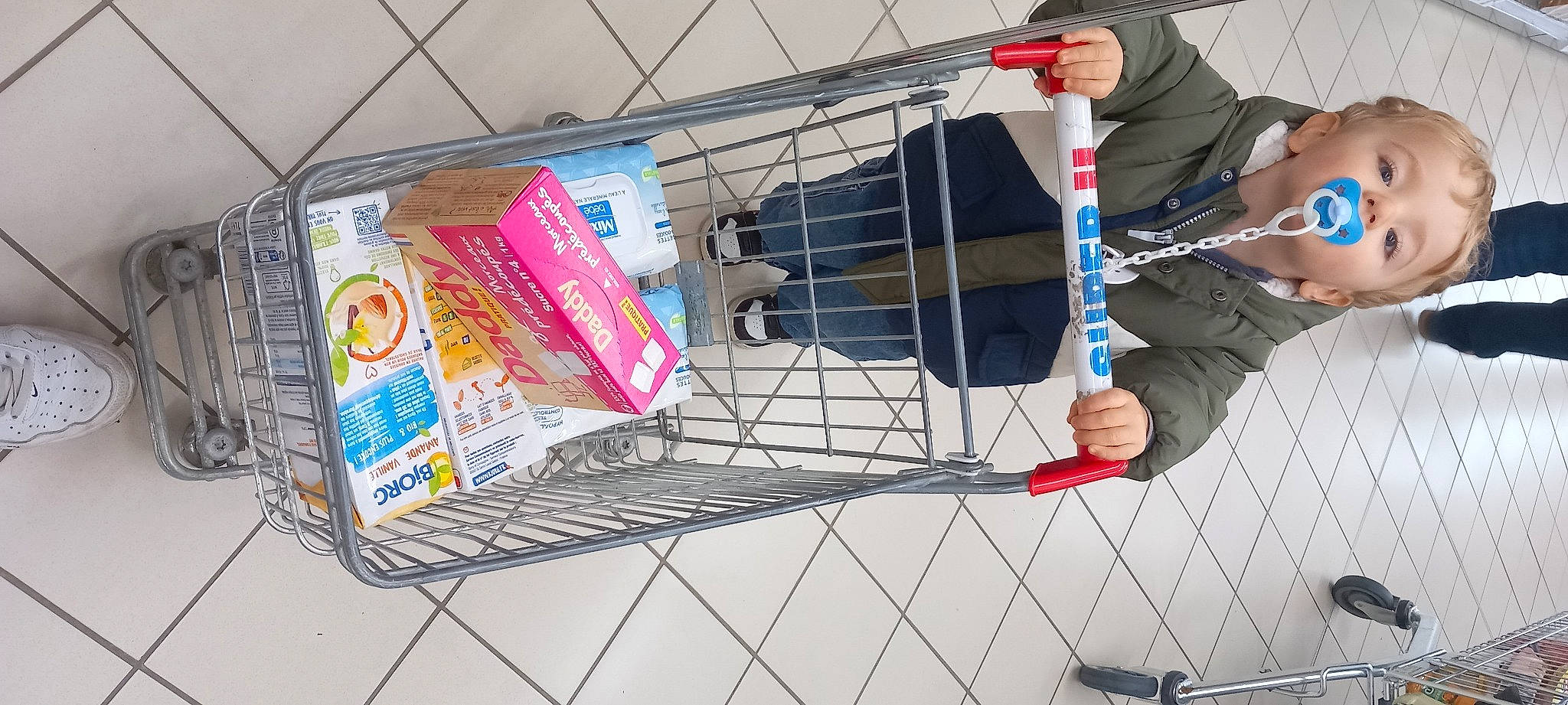 Enzo participe au concours pour gagner de l'argent avec cette photo : advertising, animal_shelter, elbow, event, hat, mesh, person, recreation, vehicle, walking_shoe, wire