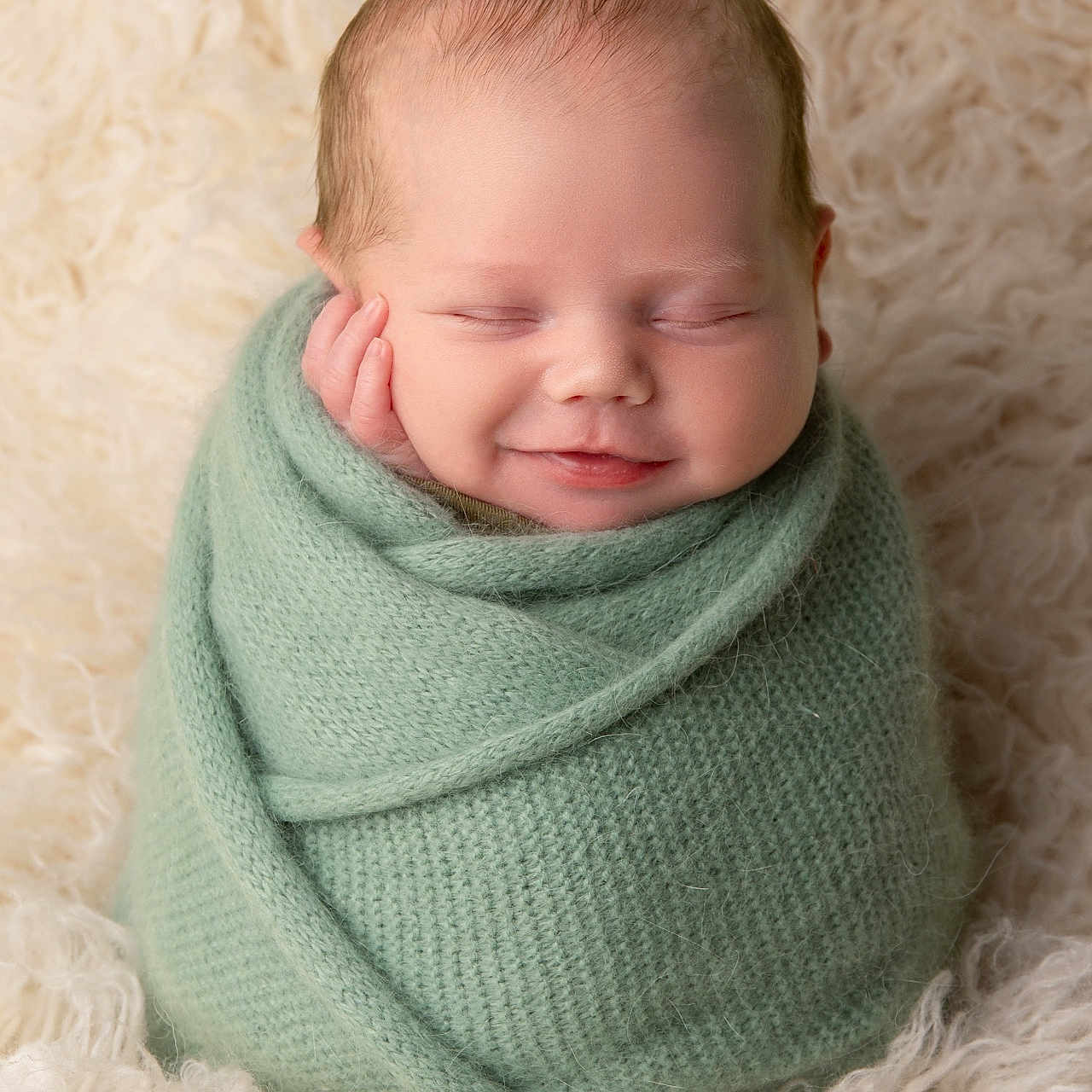 Raphaël a rejoint le concours — aidez-le/la à gagner de superbes lots ! baby, blanket, child, cozy, cream, cute, face, fluffy, hand, infant, knit, newborn, peaceful, portrait, resting, sleeping, smile, soft, warm, wrapped