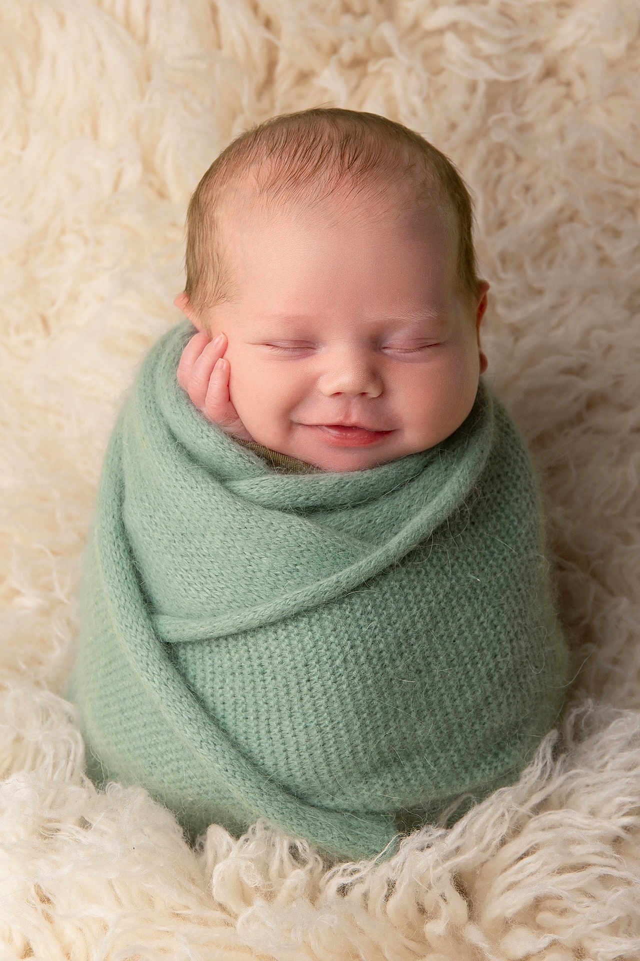 Raphaël a rejoint le concours — aidez-le/la à gagner de superbes lots ! baby, blanket, child, cozy, cream, cute, face, fluffy, hand, infant, knit, newborn, peaceful, portrait, resting, sleeping, smile, soft, warm, wrapped