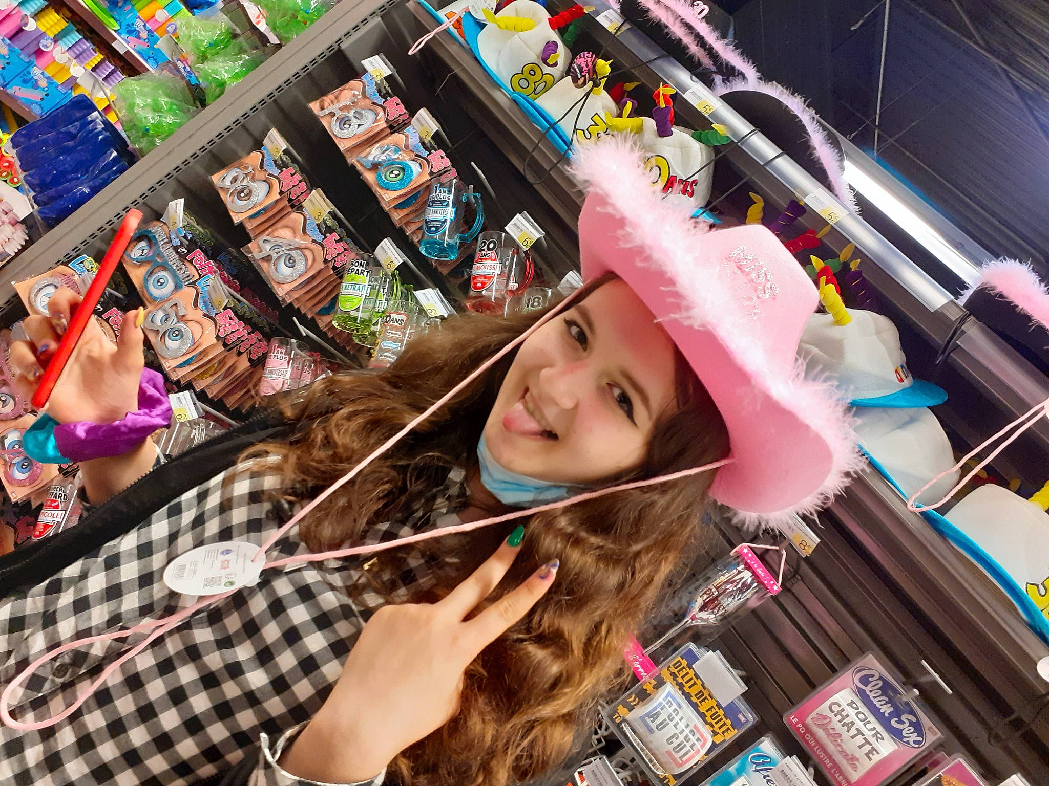 Valeria a rejoint le concours — aidez-le/la à gagner de superbes lots ! child, convenience_store, customer, design, fashion_accessory, food, fun, grocery_store, happy, headwear, joy, leisure, market, marketplace, people, person, retail, shopping, smile, snapshot
