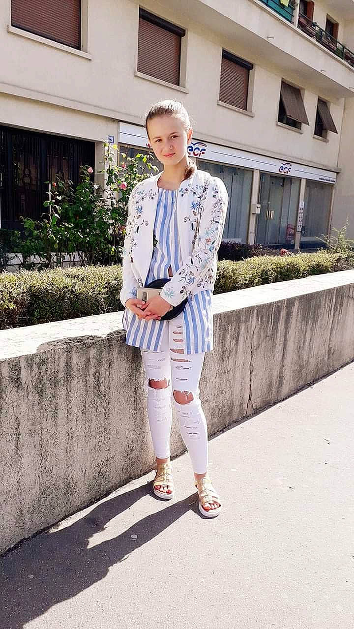 Valeria a rejoint le concours — aidez-le/la à gagner de superbes lots ! blazer, collar, denim, dress_shirt, electric_blue, eyewear, fashion_design, footwear, formal_wear, human_leg, knee, pattern, person, plant, sleeve, sportswear, street_fashion, t_shirt, thigh, uniform