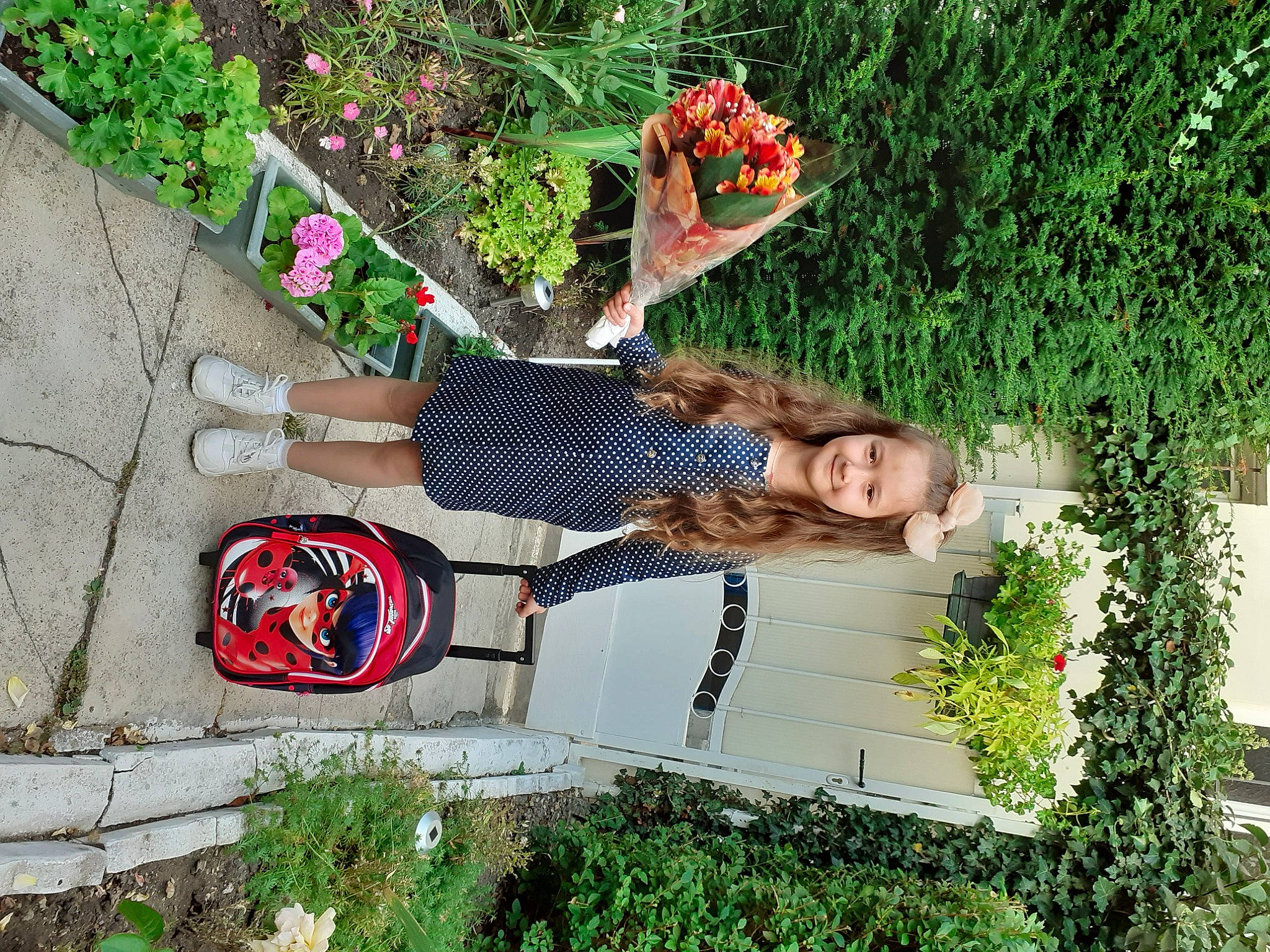 Noemi participe au concours pour gagner de l'argent avec cette photo : annual_plant, event, flower, fun, garden, grass, grass_family, green, groundcover, happy, joy, landscape, landscaping, leisure, people_in_nature, person, plant, shrub, smile, summer