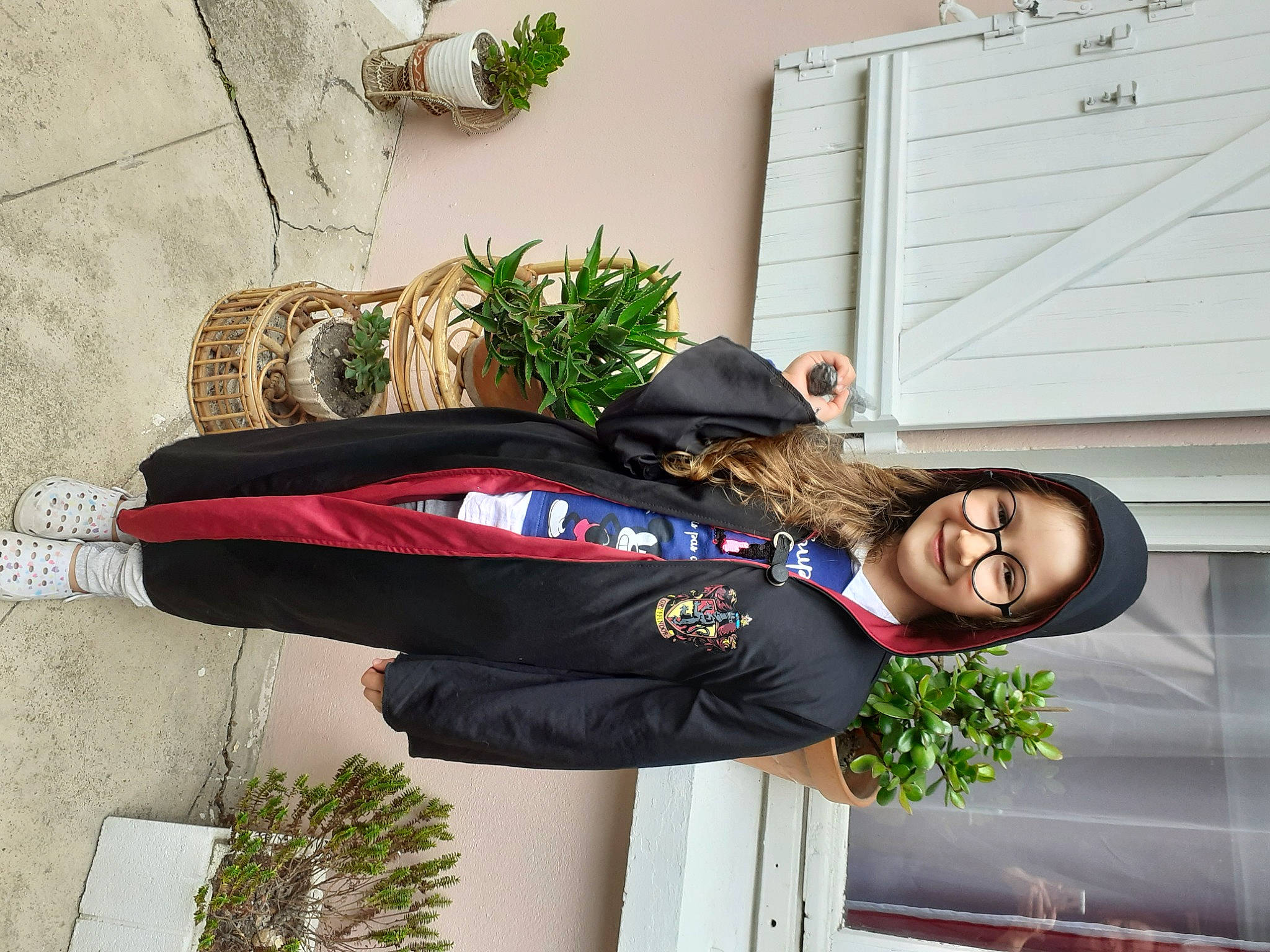 Noemi a rejoint le concours — aidez-le/la à gagner de superbes lots ! door, eyewear, happy, hat, headwear, houseplant, joy, person, plant, siding, sleeve, smile, snapshot, street_fashion, uniform, white