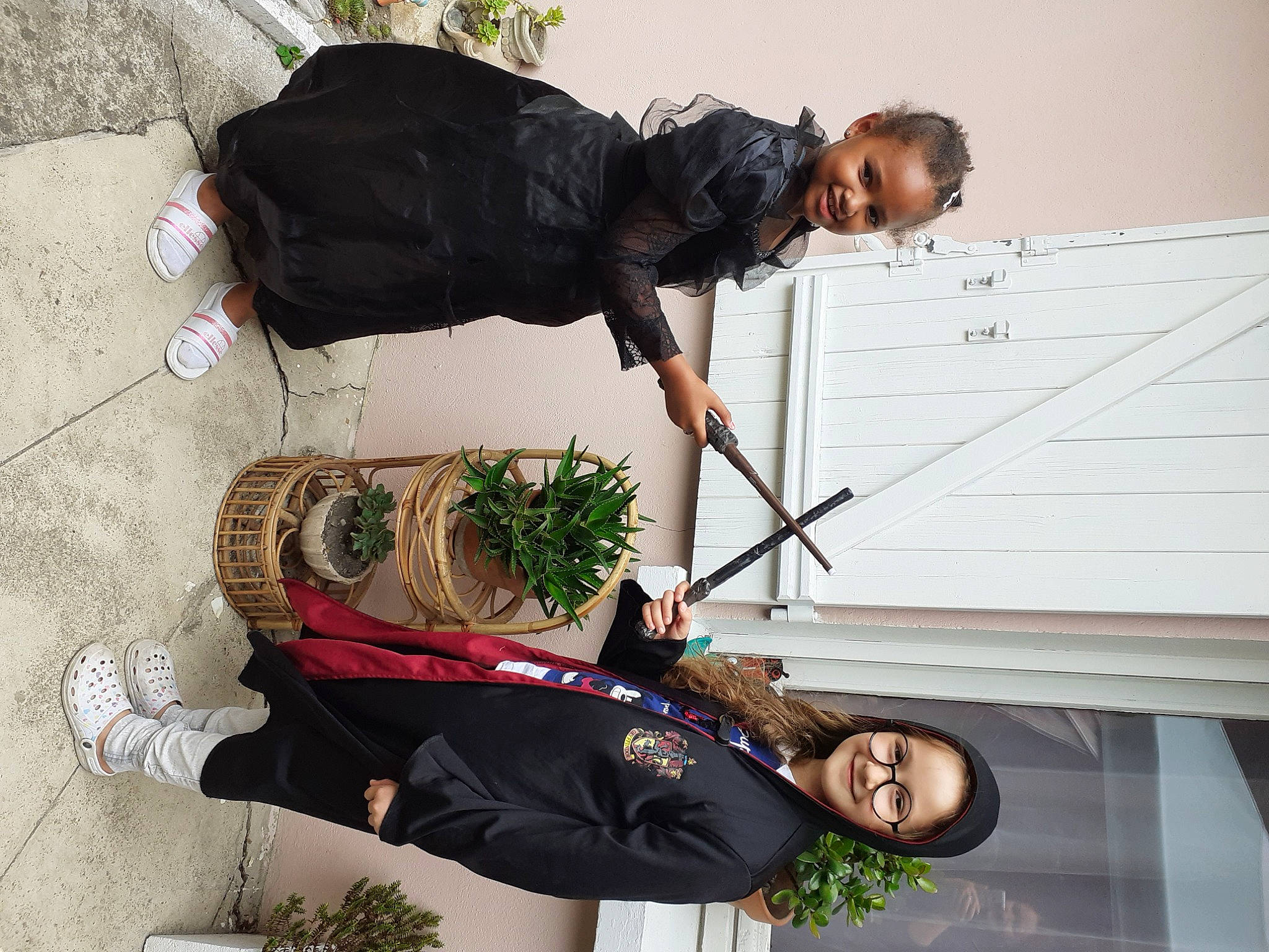 Noemi participe au concours pour gagner de l'argent avec cette photo : bag, boot, fun, houseplant, joy, luggage_and_bags, person, plant, sitting, smile, street_fashion, walking_shoe