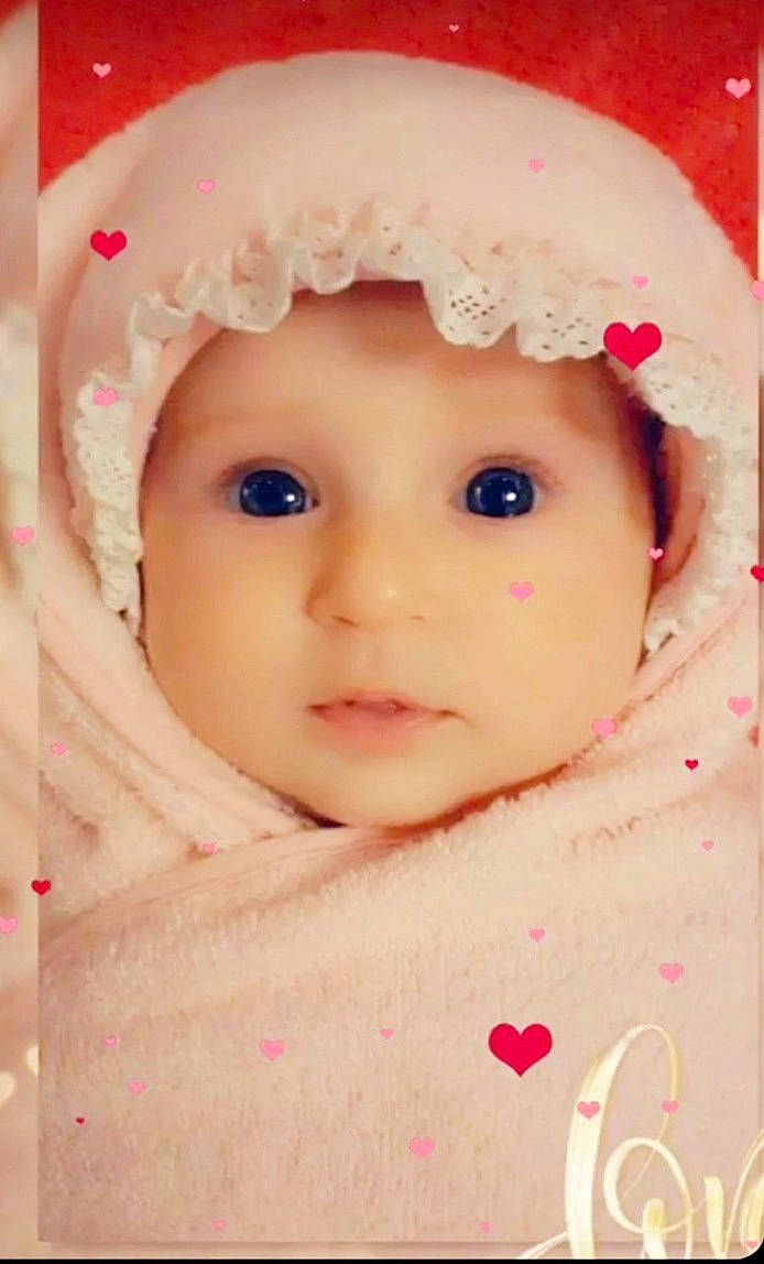 Svetlina a rejoint le concours — aidez-le/la à gagner de superbes lots ! baby, cheek, chin, clothing, eye, eyebrow, eyelash, face, facial_expression, hat, head, headwear, human, lip, mouth, nose, outerwear, person, product, skin