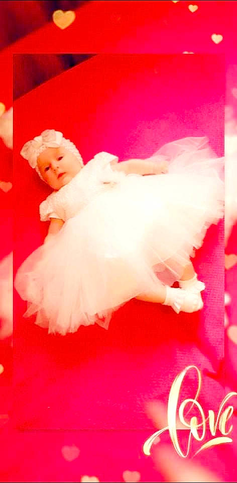 Svetlina a rejoint le concours — aidez-le/la à gagner de superbes lots ! dress, entertainment, event, feather, flesh, flooring, foot, fur, gesture, human_leg, lip, magenta, nail, peach, performing_arts, person, petal, pink, textile, thumb