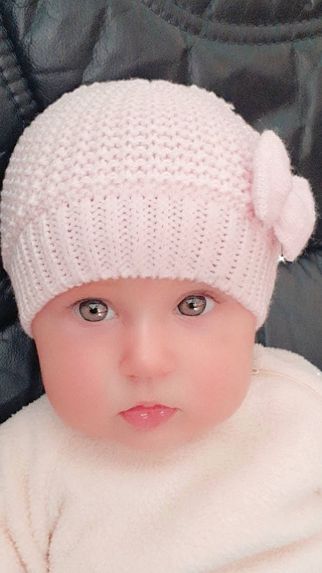 Svetlina a rejoint le concours — aidez-le/la à gagner de superbes lots ! baby, baby_toddler_clothing, cap, cheek, child, close_up, creative_arts, eye, fashion_accessory, headgear, headwear, knit_cap, lip, magenta, person, pink, skin, sleeve, textile, toddler