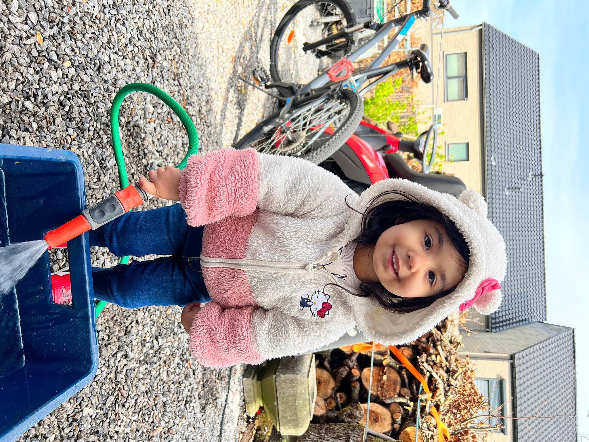 Mia a rejoint le concours — aidez-le/la à gagner de superbes lots ! automotive_tire, bicycle, bicycle_accessory, bicycle_frame, bicycle_handlebar, bicycle_tire, bicycle_wheel, building, fun, happy, headwear, joy, leisure, person, plant, public_space, snapshot, sneakers, tire, toddler