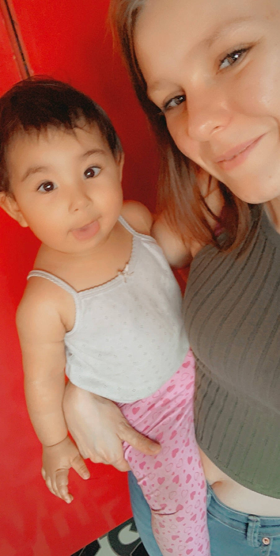 Mia a rejoint le concours — aidez-le/la à gagner de superbes lots ! baby_toddler_clothing, cheek, chin, eyebrow, eyelash, face, finger, gesture, hair, happy, iris, joy, lip, mouth, nose, organ, person, pink, shoulder, skin