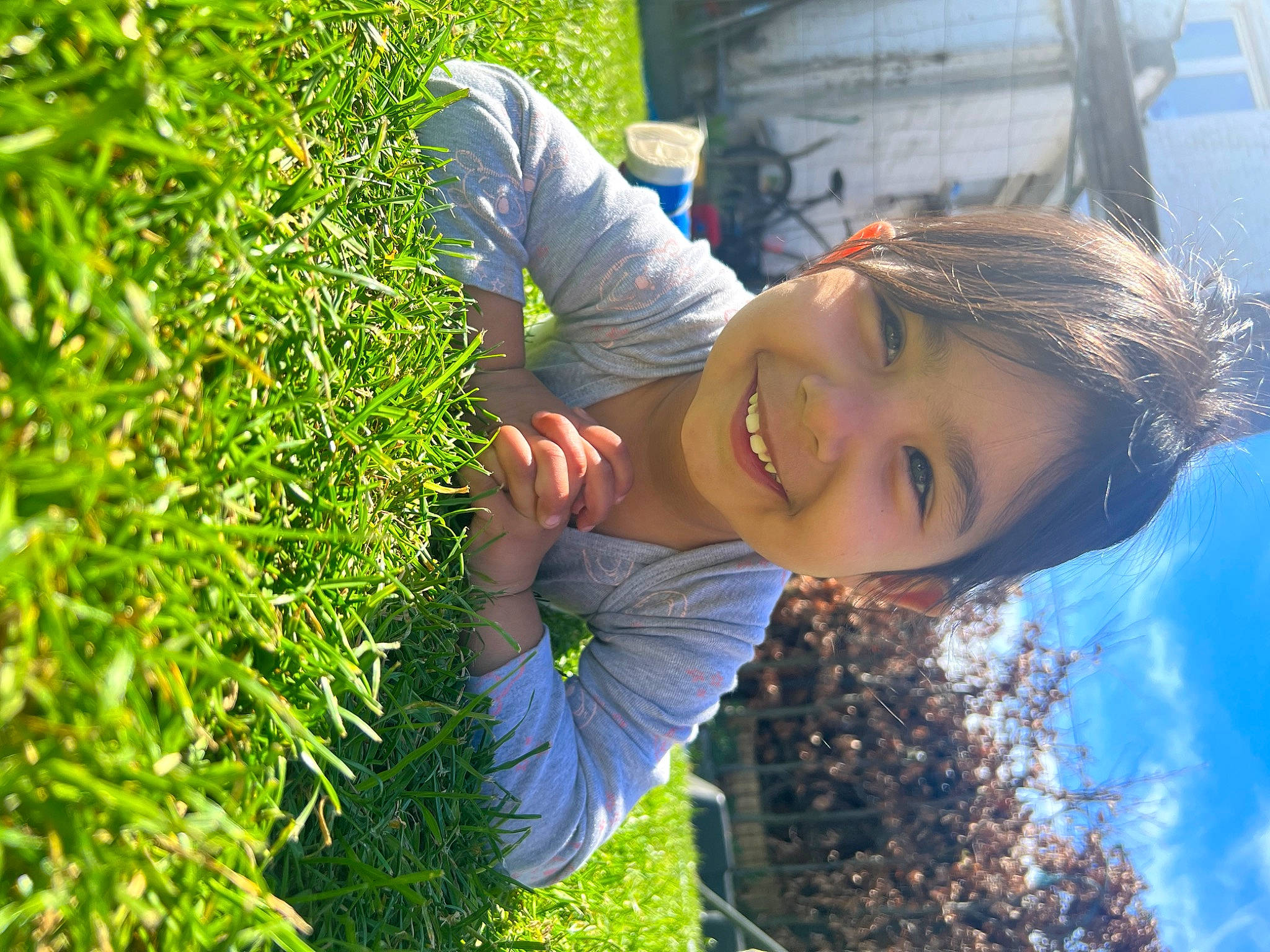Mia a rejoint le concours — aidez-le/la à gagner de superbes lots ! child, electric_blue, evergreen, fun, grass, green, groundcover, happy, joy, leisure, morning, natural_environment, nature, people_in_nature, person, plant, shrub, smile, sunlight, t_shirt