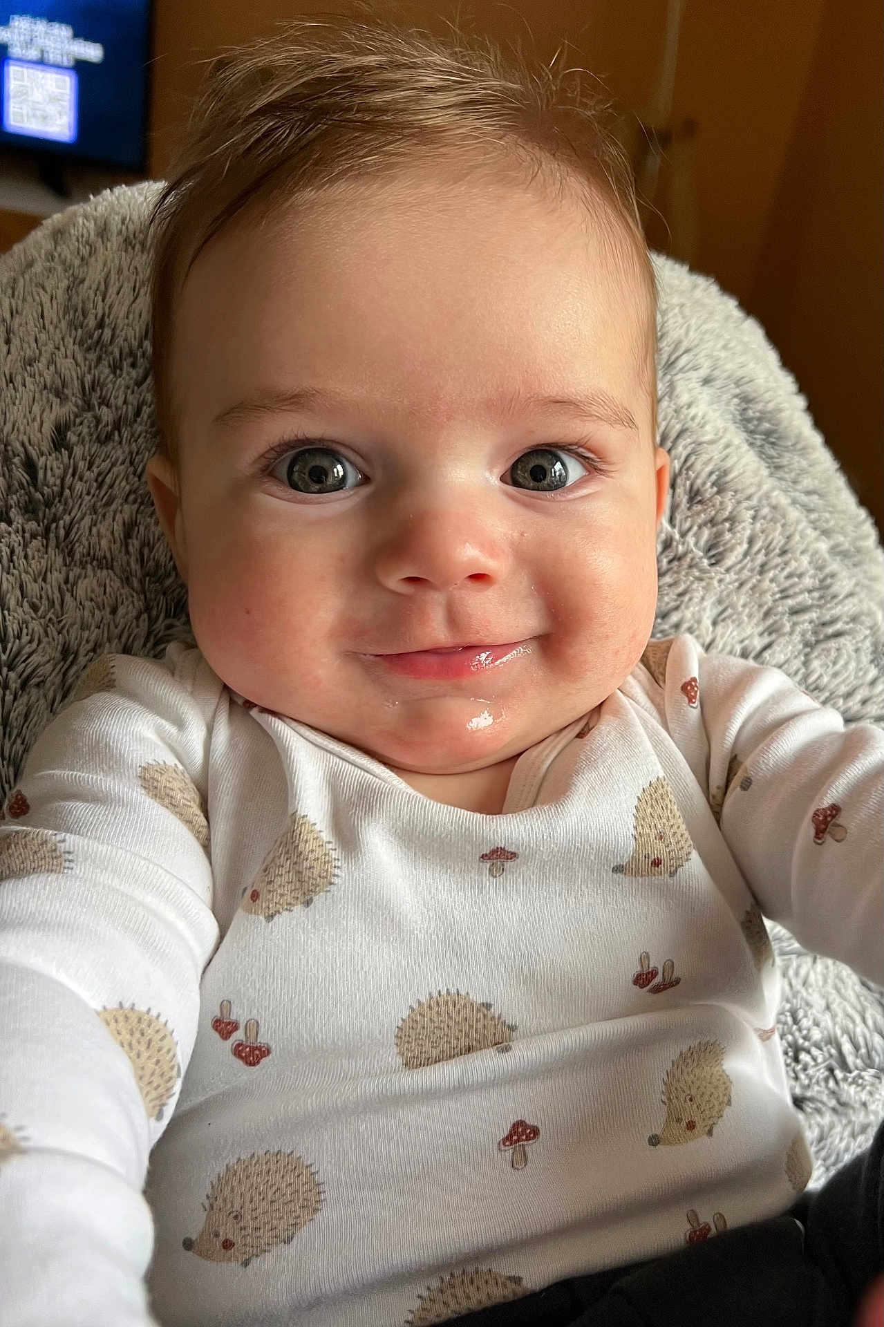 Tim a rejoint le concours — aidez-le/la à gagner de superbes lots ! baby, child, face, smile, onesie, hedgehog_pattern, mushroom_pattern, drool, blanket, cozy, cute, indoor, portrait, closeup, happy, young_child, infant, person, soft_texture, casual_clothing