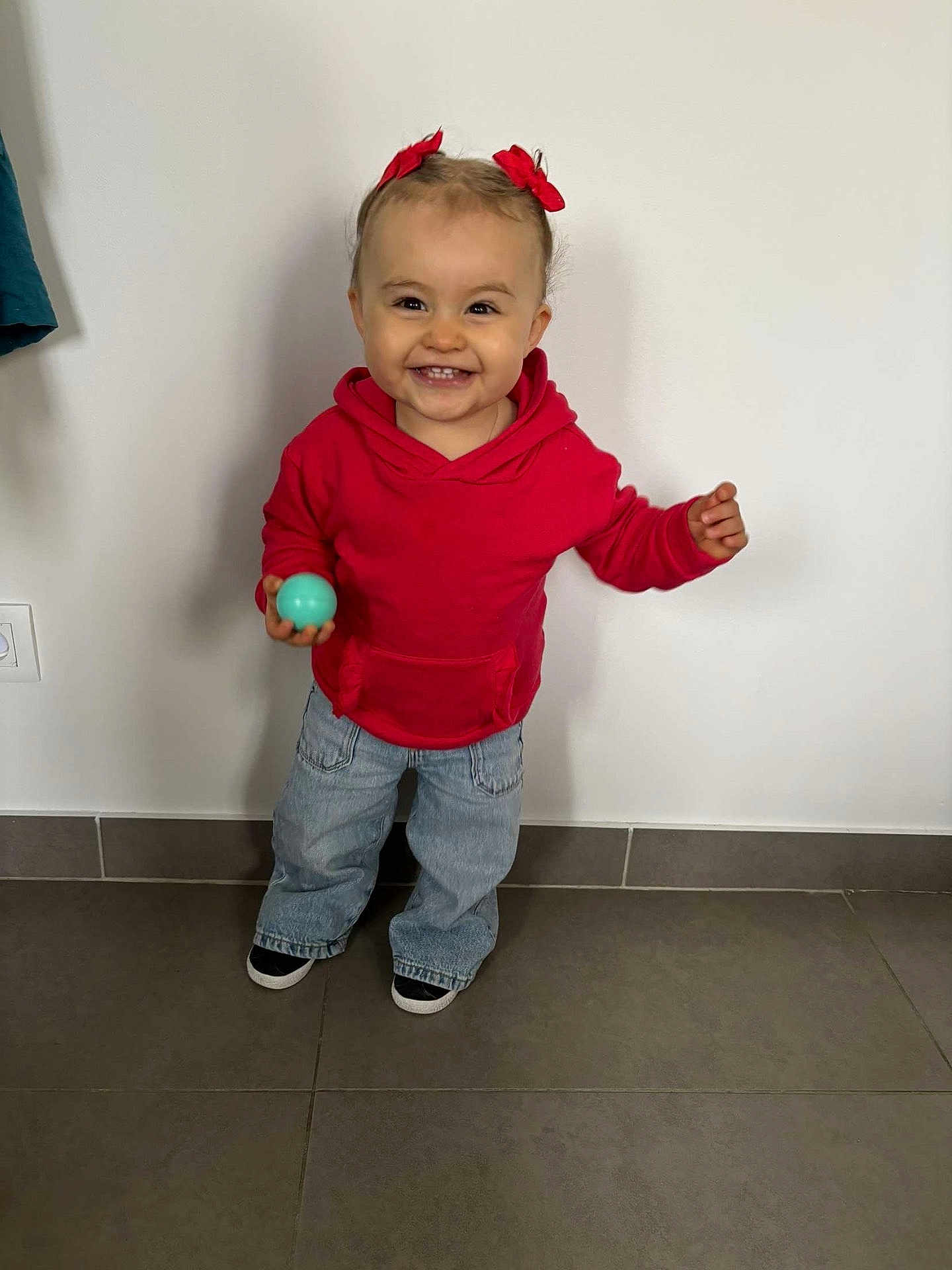 Gina participe au concours pour gagner de l'argent avec cette photo : baby, ball, bodypart, clothing, coat, face, finger, footwear, hand, happy, head, jacket, jeans, pants, person, photography, portrait, shoe, smile, sport