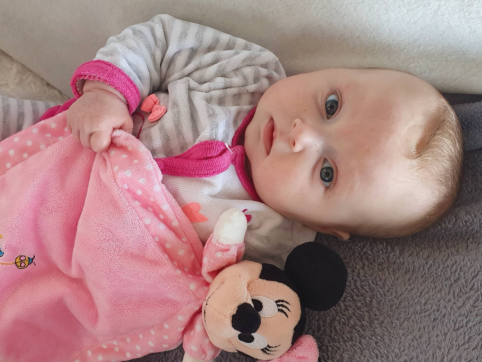 Andréa participe au concours pour gagner de l'argent avec cette photo : baby, baby_toddler_clothing, cheek, chin, comfort, eyelash, face, headgear, lip, nose, outerwear, person, pink, product, skin, sleeve, textile, toddler, toy, white