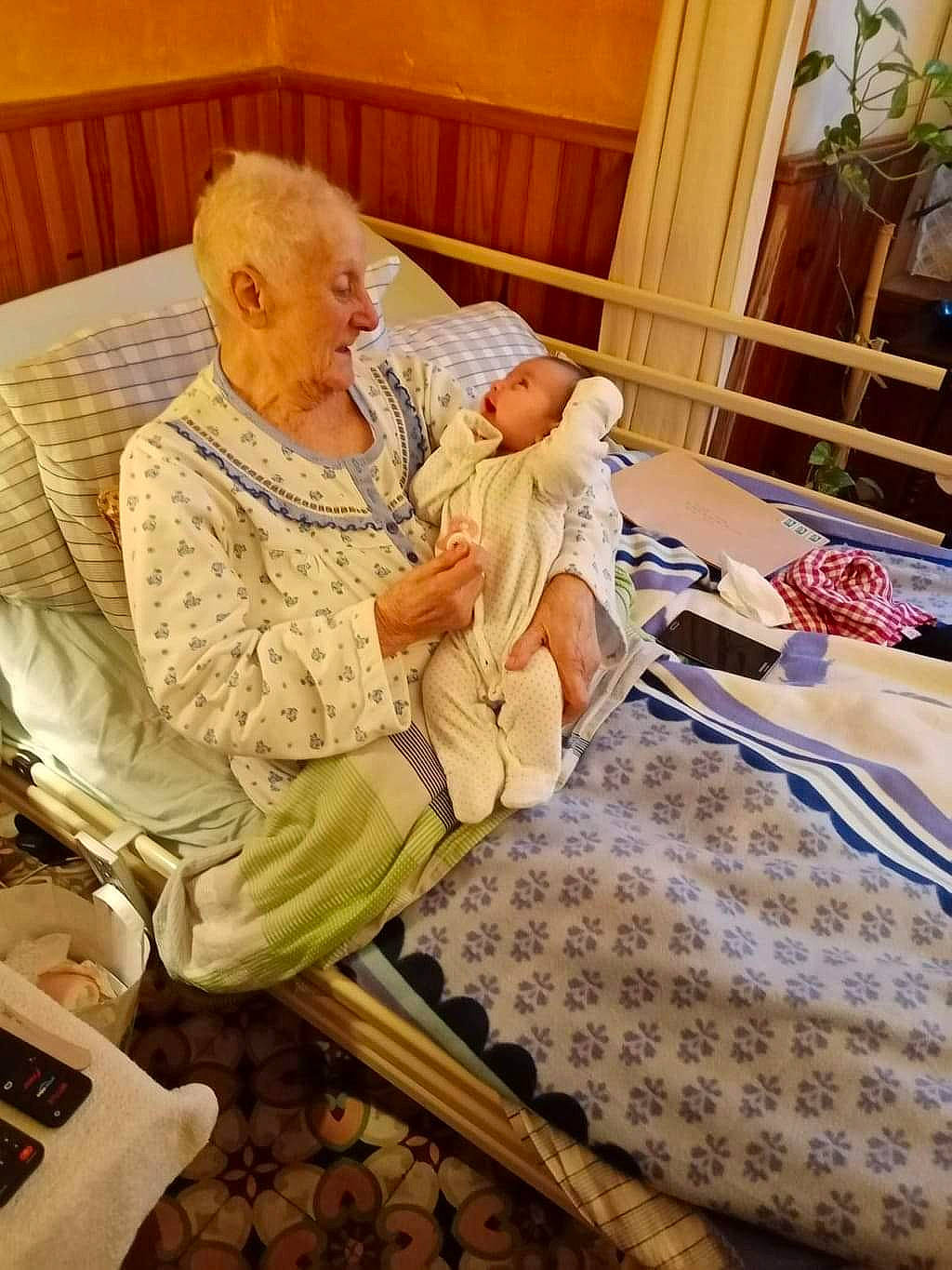 Hilona participe au concours pour gagner de l'argent avec cette photo : baby, carpet, chair, child, comfort, flooring, fun, furniture, grandparent, hat, houseplant, lap, leisure, linens, mammal, person, room, sitting, toddler, vacation