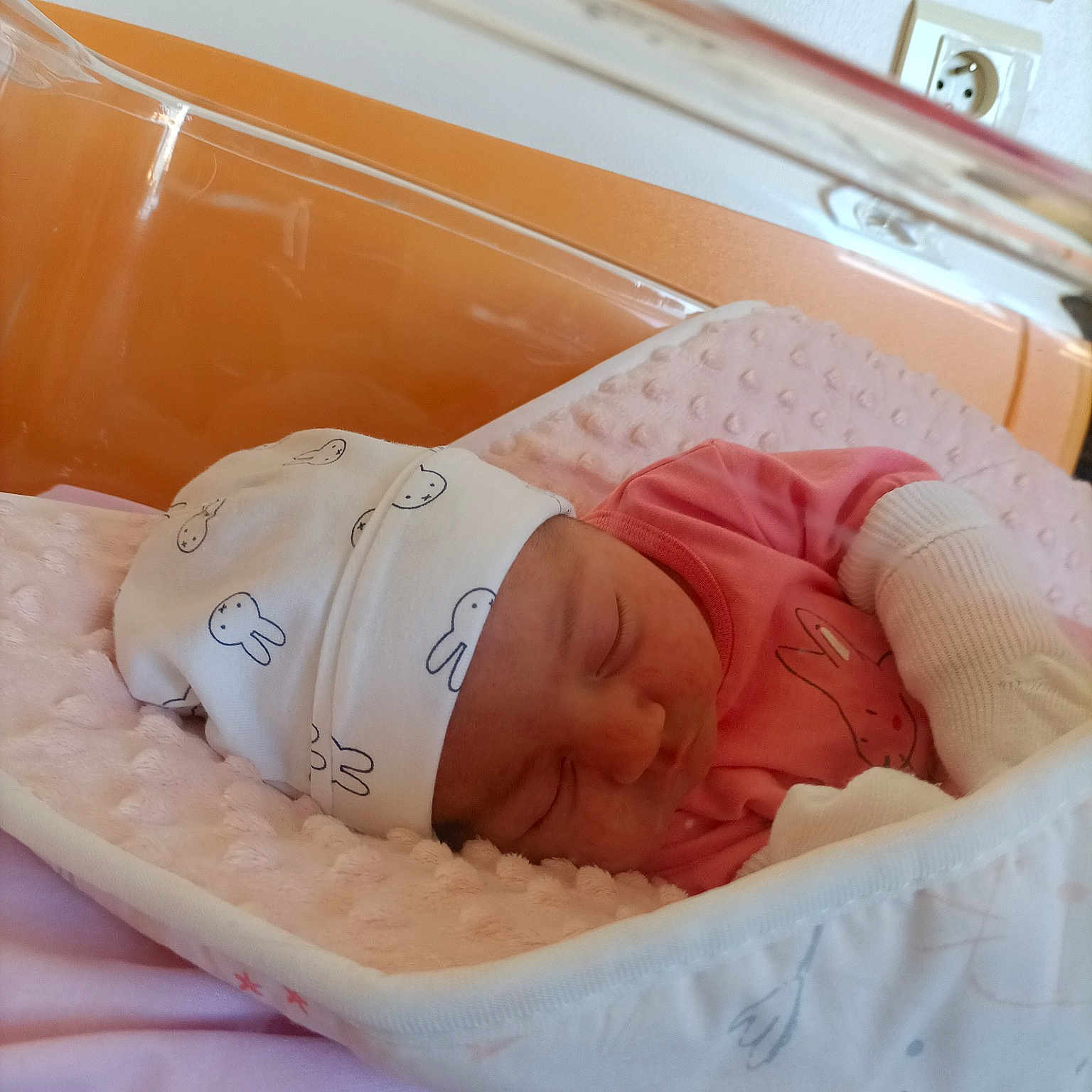 Hilona a rejoint le concours — aidez-le/la à gagner de superbes lots ! baby, baby_products, baby_safety, baby_sleeping, bedding, bedtime, child, childbirth, comfort, event, hat, home_appliance, hospital, infant_bed, light_switch, linens, nap, room, toddler, wall_plate