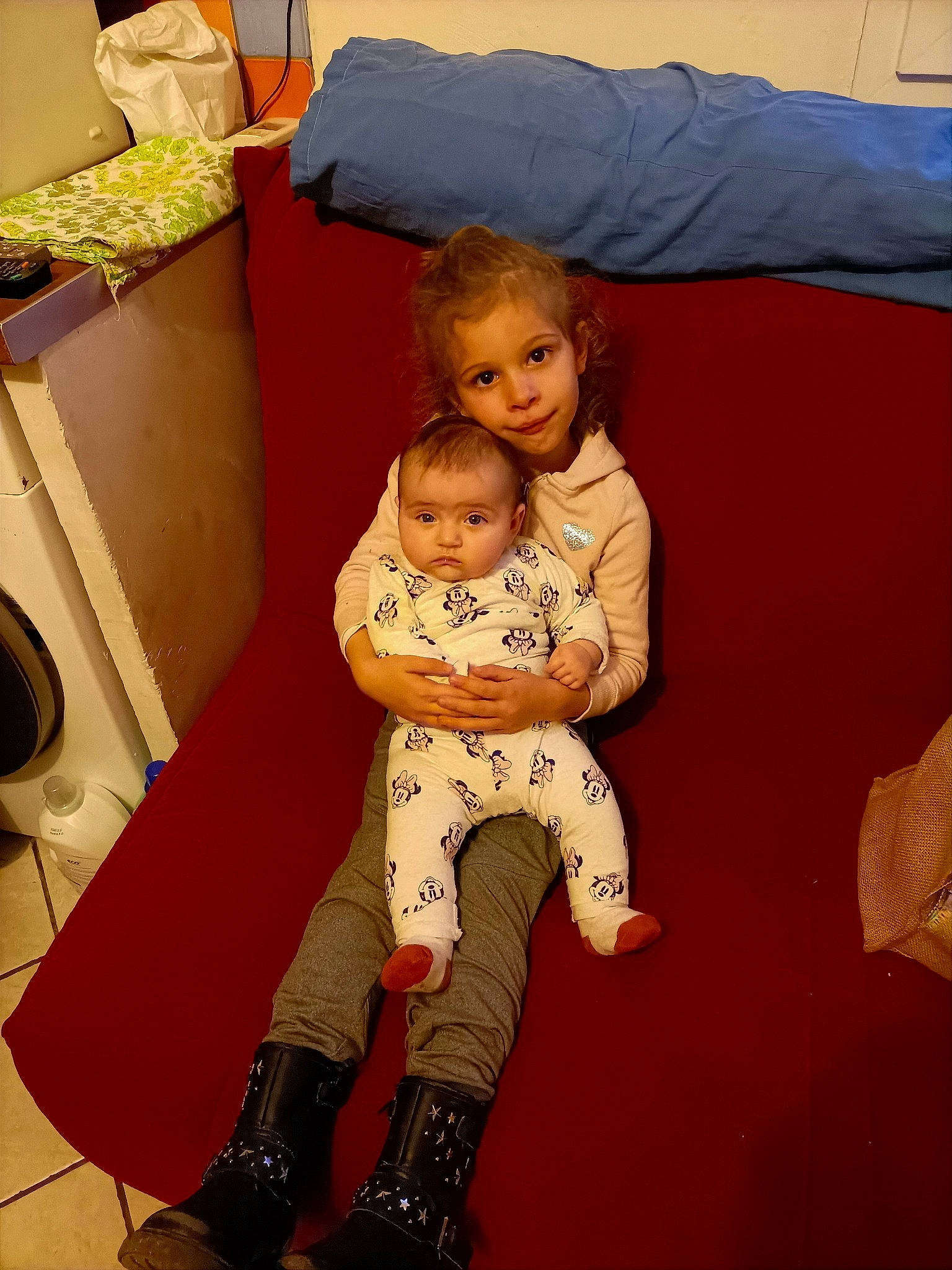 Hilona participe au concours pour gagner de l'argent avec cette photo : baby, baby_products, baby_toddler_clothing, child, comfort, eye, floor, flooring, foot, fun, happy, head, human_leg, lap, leg, person, sitting, tent, thigh, toddler